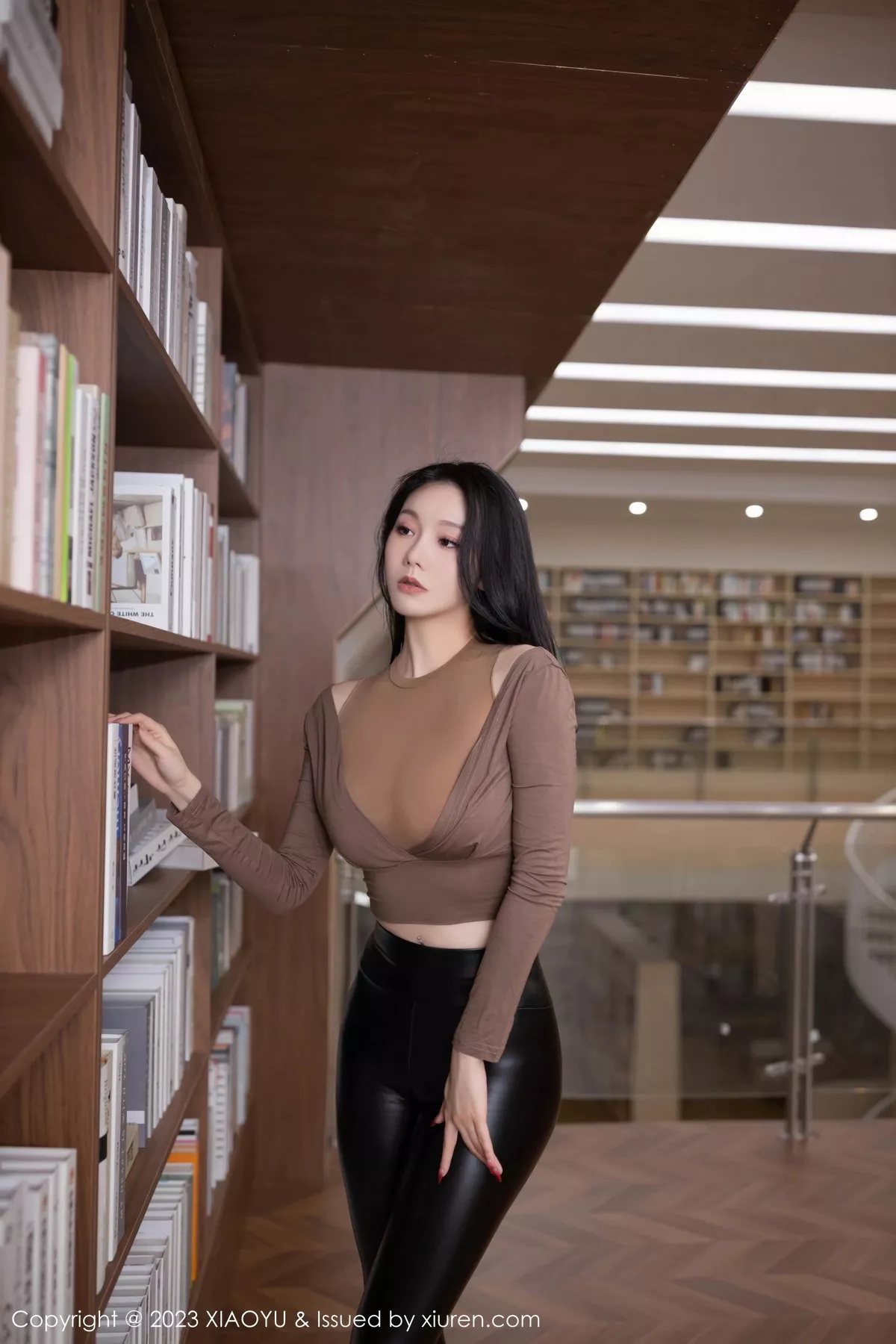 模特安然anran性感咖啡色上衣配黑色皮长裤秀完美身材诱惑写真80P-第1章-图片1