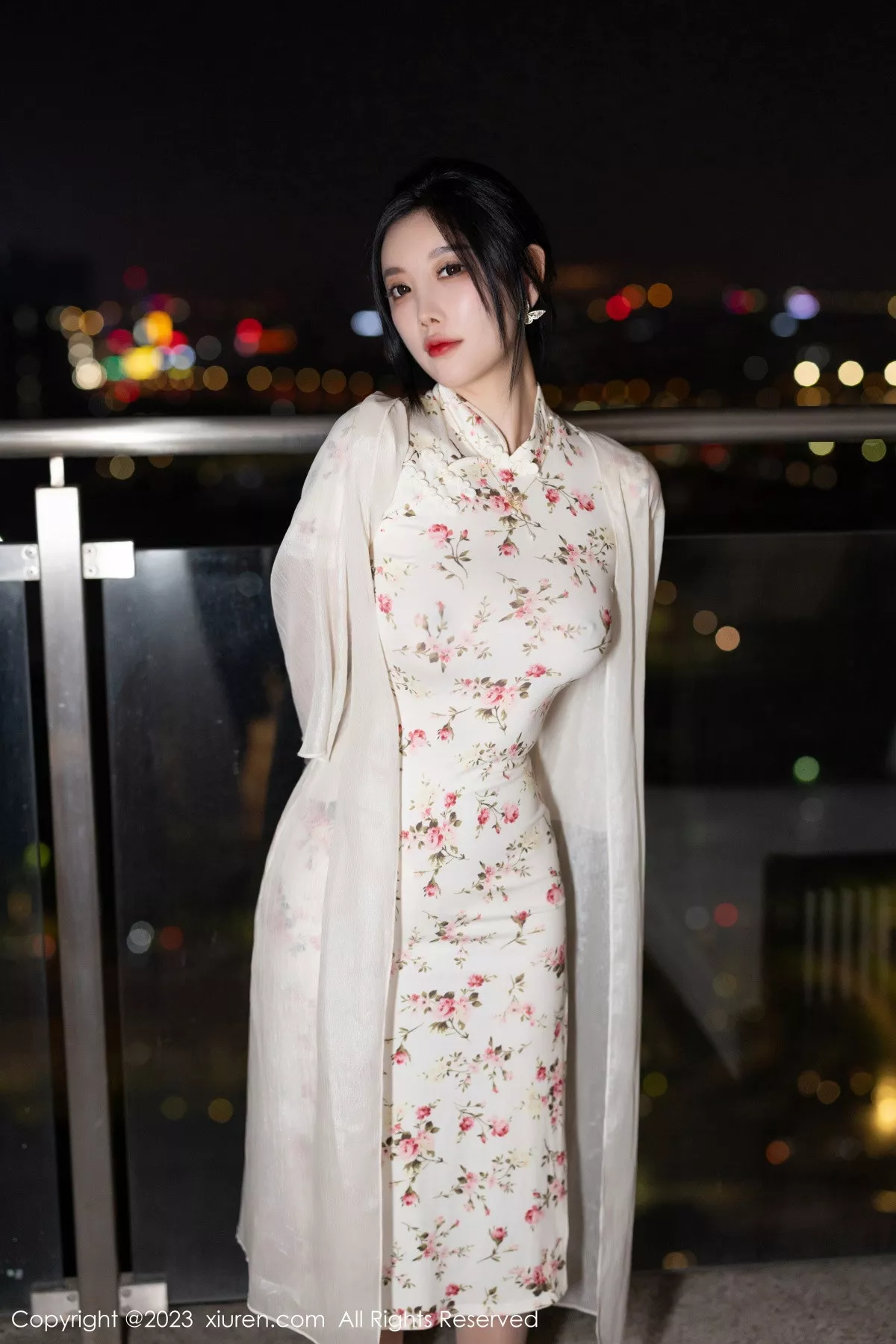 女神杨晨晨Yome性感米色长旗袍配开档肉丝秀丰腴身材诱惑写真86P-第1章-图片1