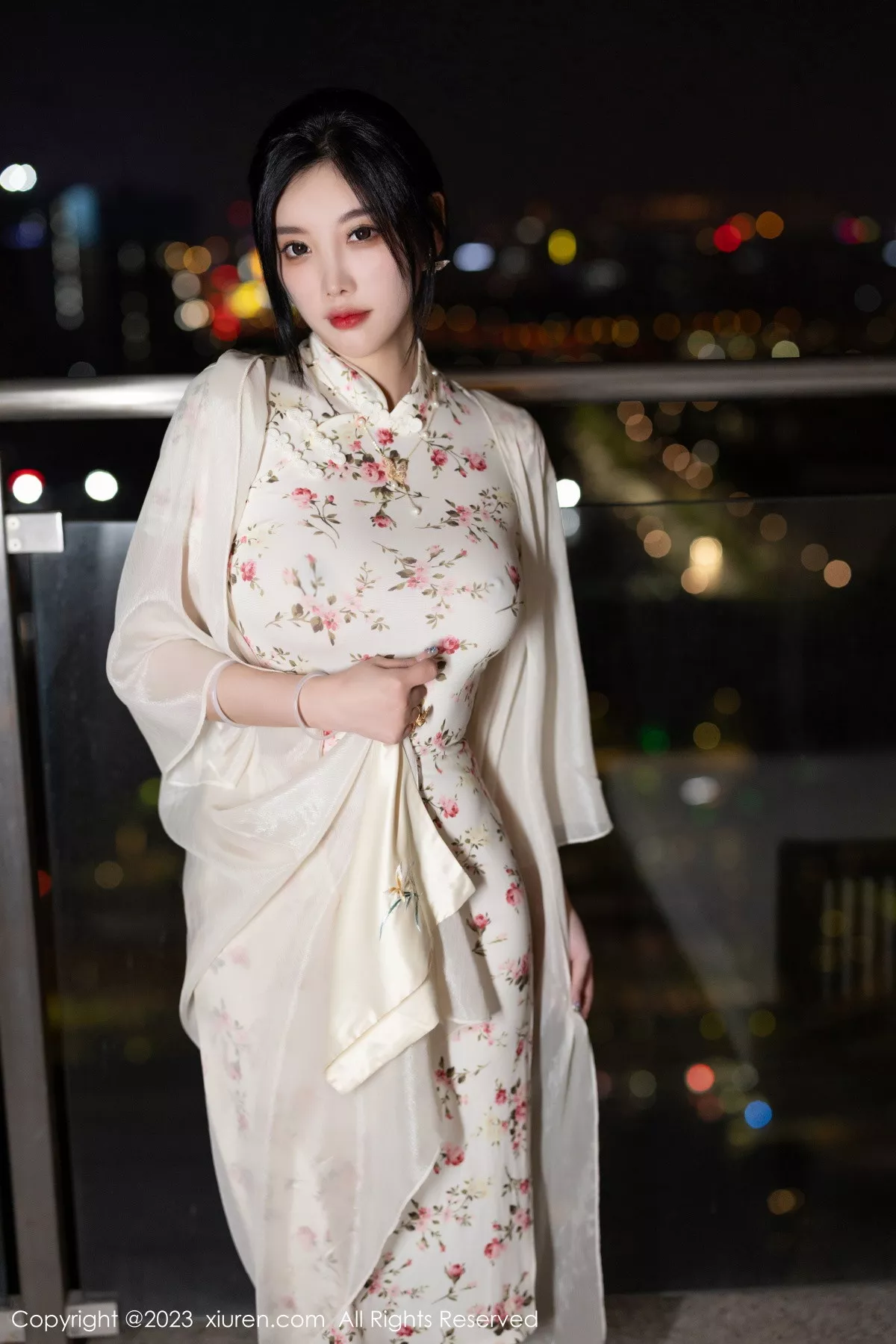 女神杨晨晨Yome性感米色长旗袍配开档肉丝秀丰腴身材诱惑写真86P-第1章-图片2