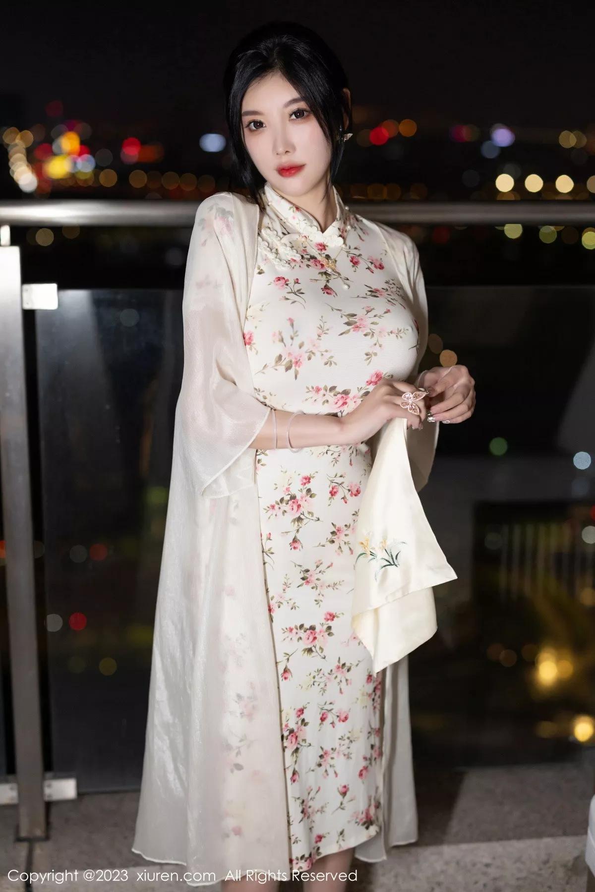 女神杨晨晨Yome性感米色长旗袍配开档肉丝秀丰腴身材诱惑写真86P-第1章-图片3