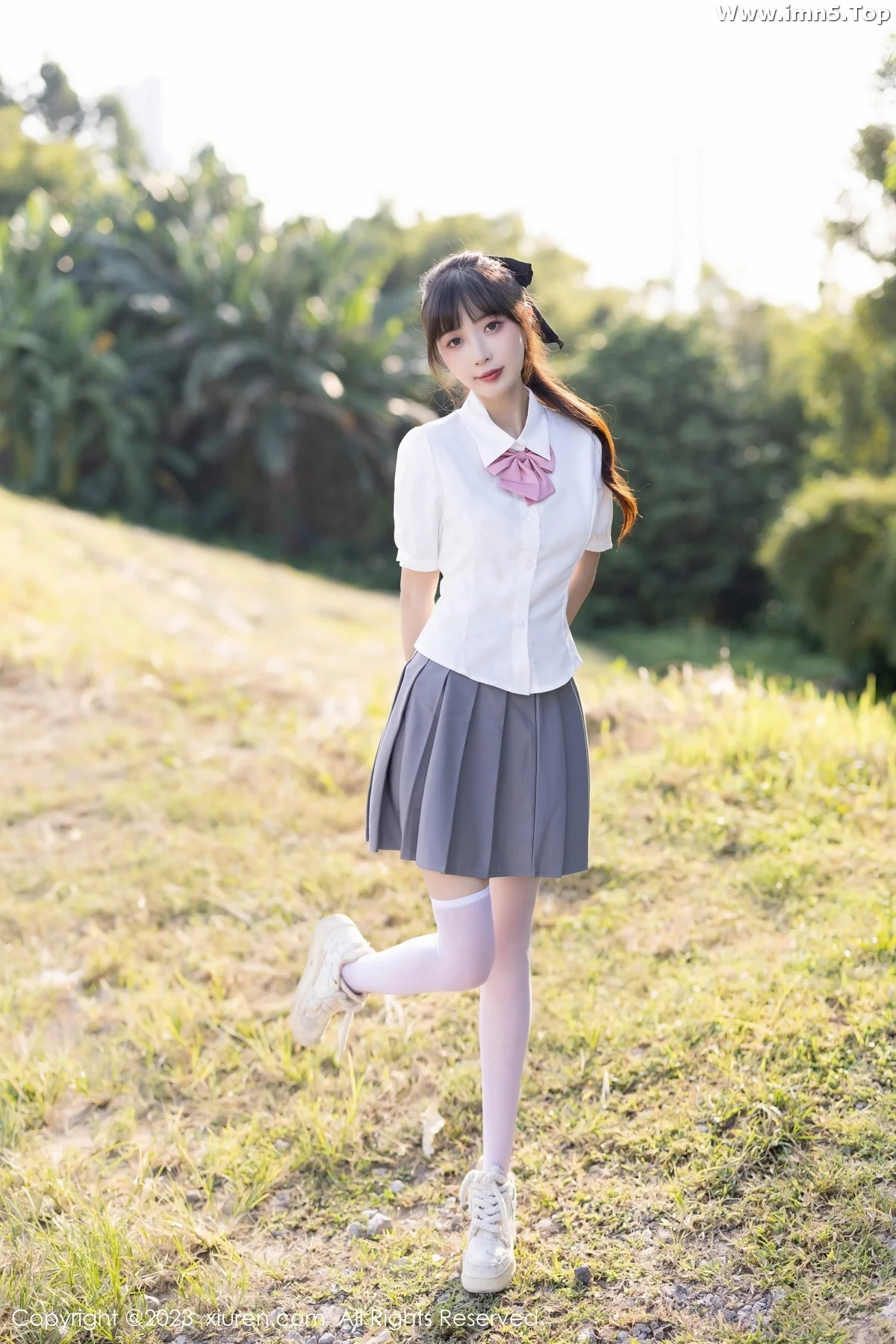 模特林星阑性感白T配灰短裙露白色蕾丝内衣秀曼妙身姿诱惑写真83P-第1章-图片1