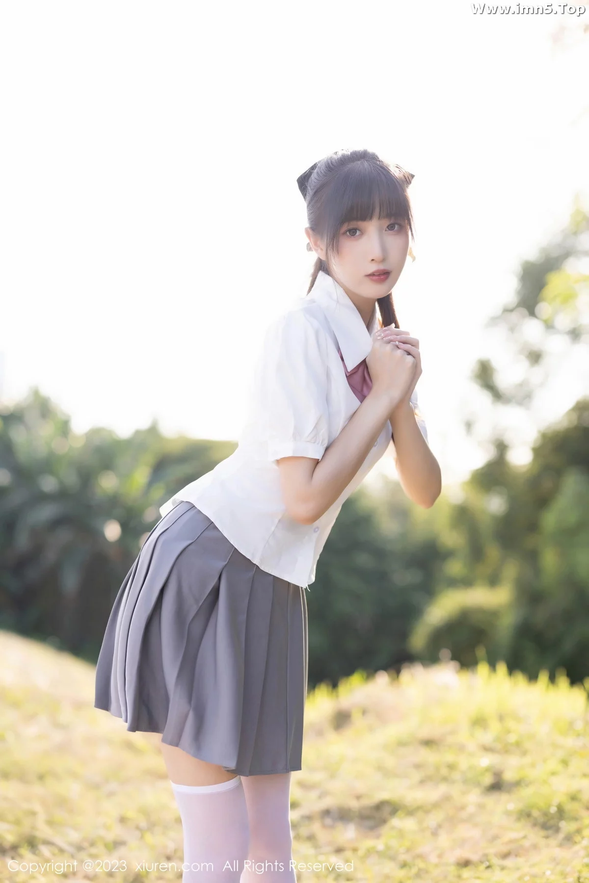 模特林星阑性感白T配灰短裙露白色蕾丝内衣秀曼妙身姿诱惑写真83P-第1章-图片2
