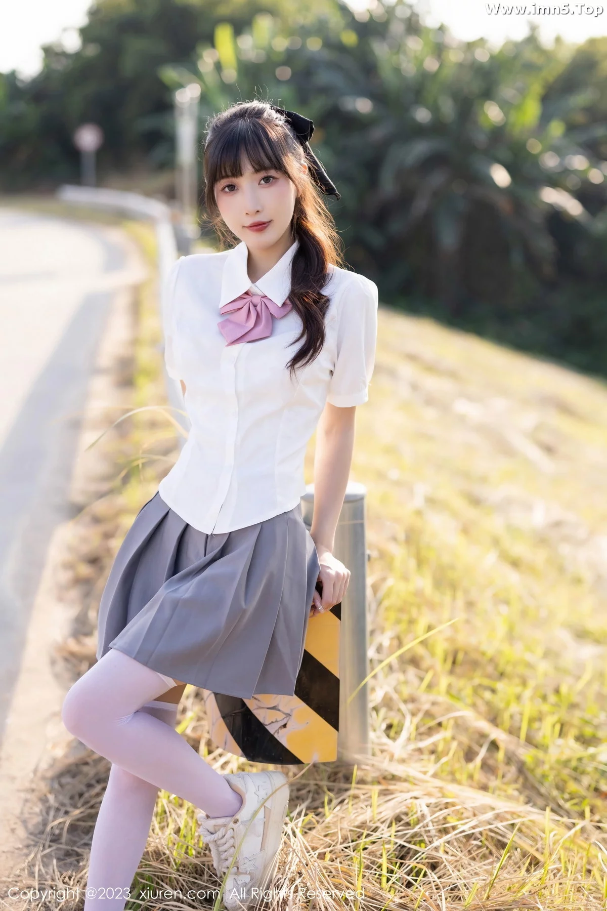 模特林星阑性感白T配灰短裙露白色蕾丝内衣秀曼妙身姿诱惑写真83P-第1章-图片3