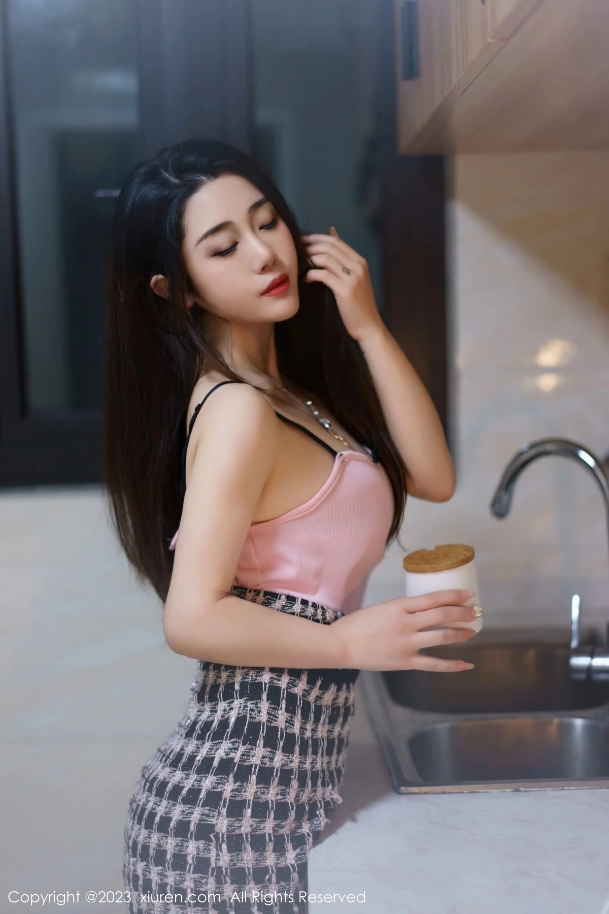 模特严利娅Yuliya粉色吊带短裙配原色丝袜秀婀娜身材诱惑写真67P-第1章-图片3