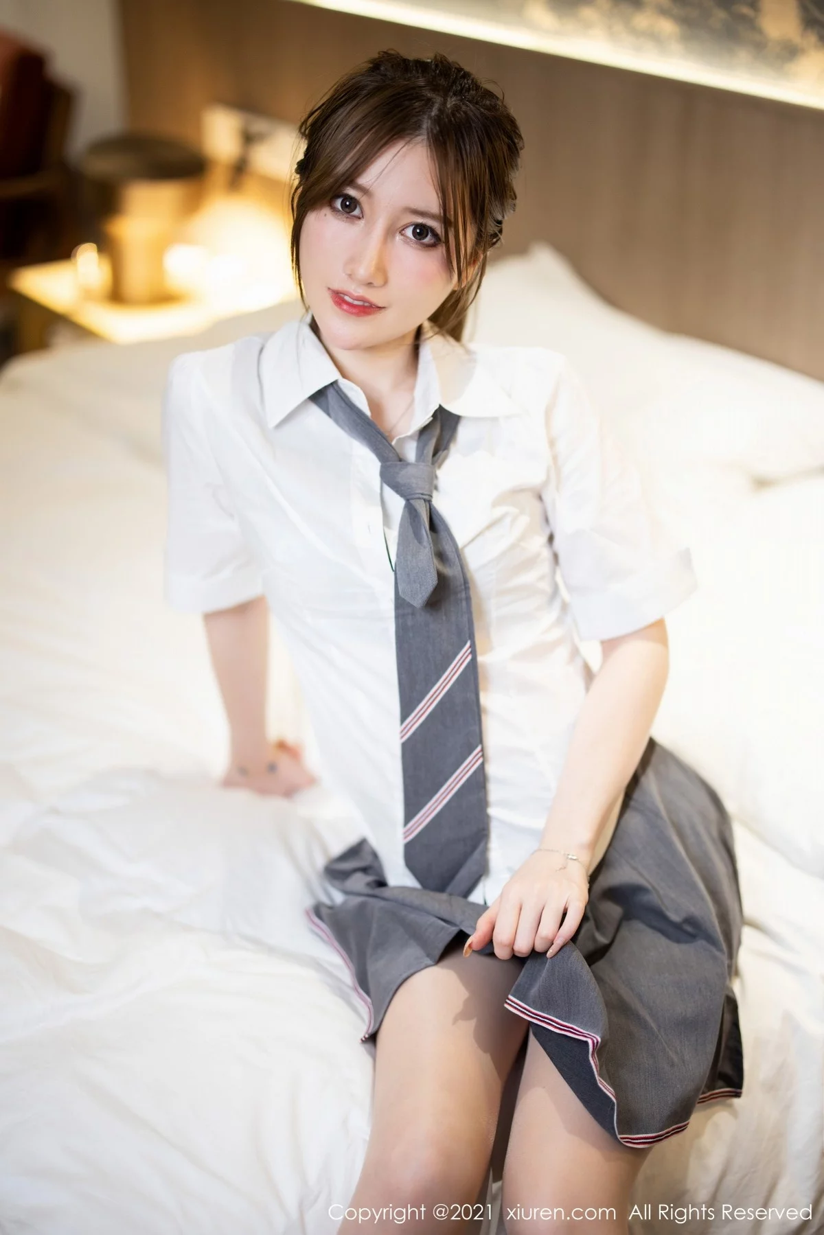 新人模特美桃酱杭州旅拍私房脱JK制服露超薄无内肉丝诱惑写真52P-第1章-图片3