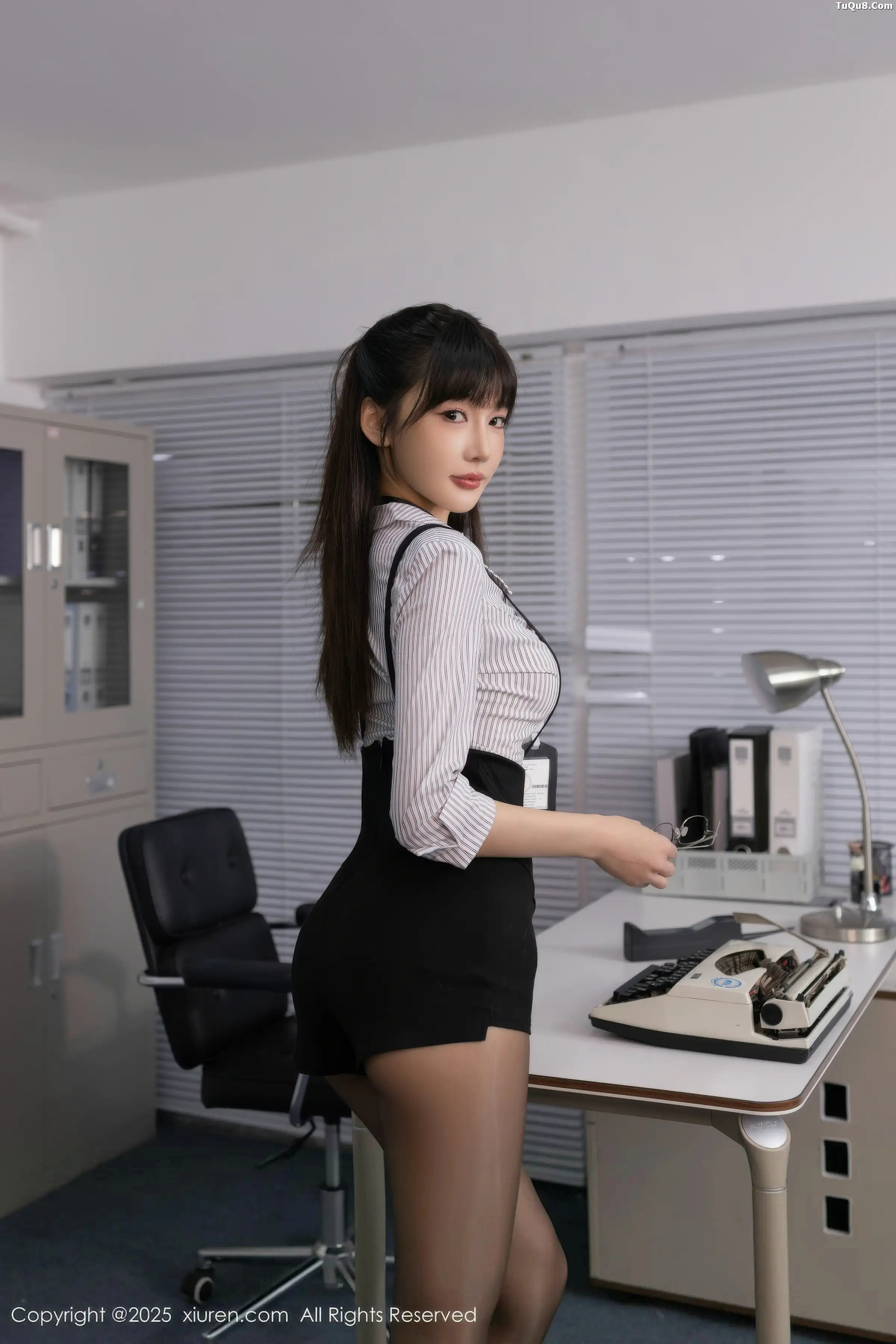 模特陆萱萱性感衬衫配黑色吊带短裤露超薄黑丝秀柔美身姿诱惑写真80P-第1章-图片1