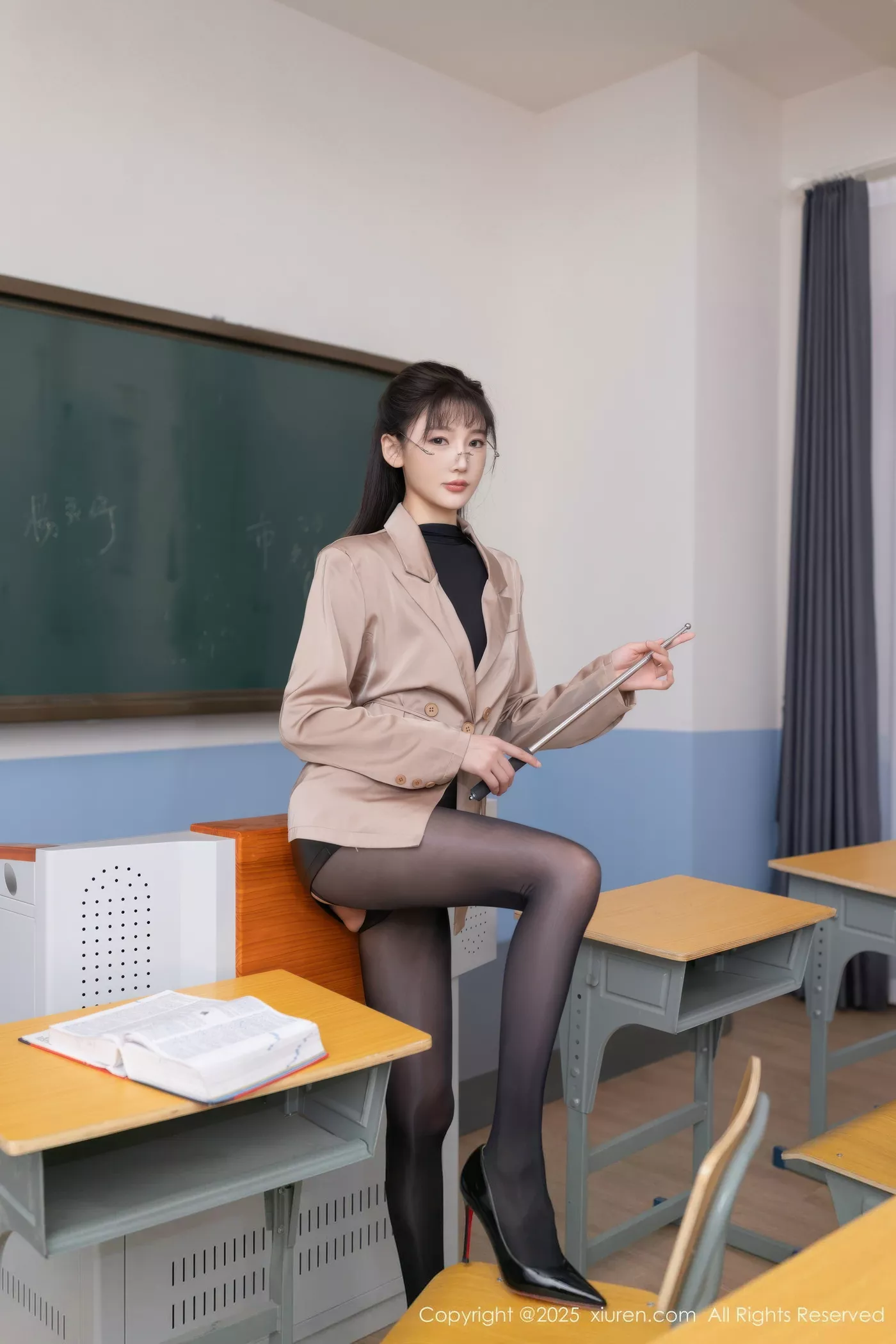 模特陆萱萱场景拍摄性感黑色连体丝袜秀翘臀美腿撩人诱惑写真80P-第1章-图片4