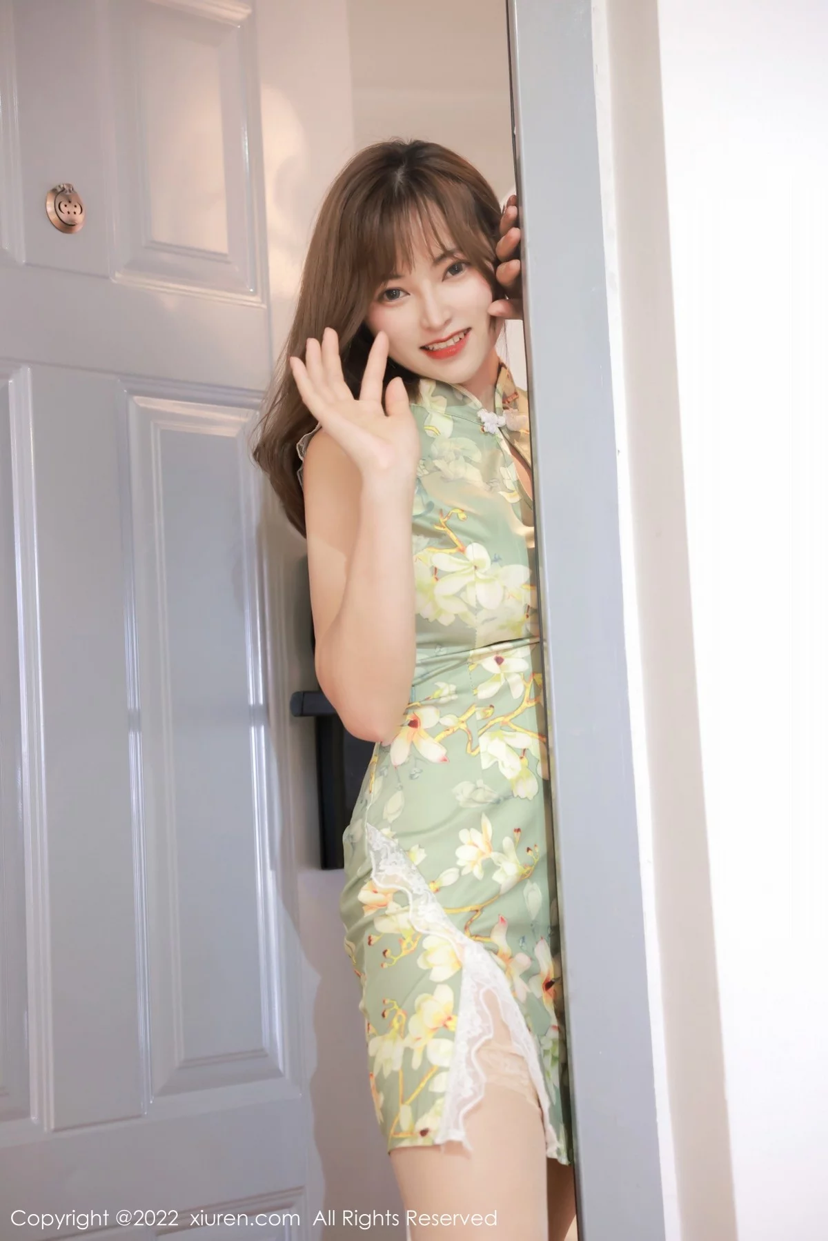 模特奈沐子云南大理旅拍半脱绿灰色旗袍露傲人上围完美诱惑写真63P-第1章-图片1