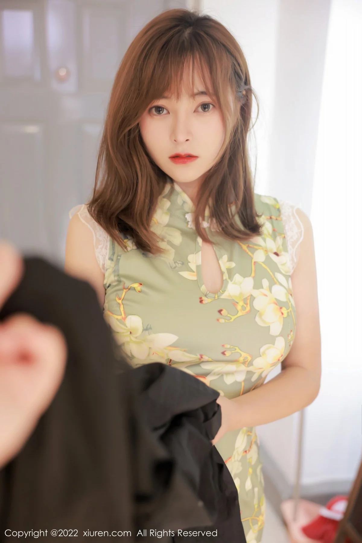 模特奈沐子云南大理旅拍半脱绿灰色旗袍露傲人上围完美诱惑写真63P-第1章-图片3