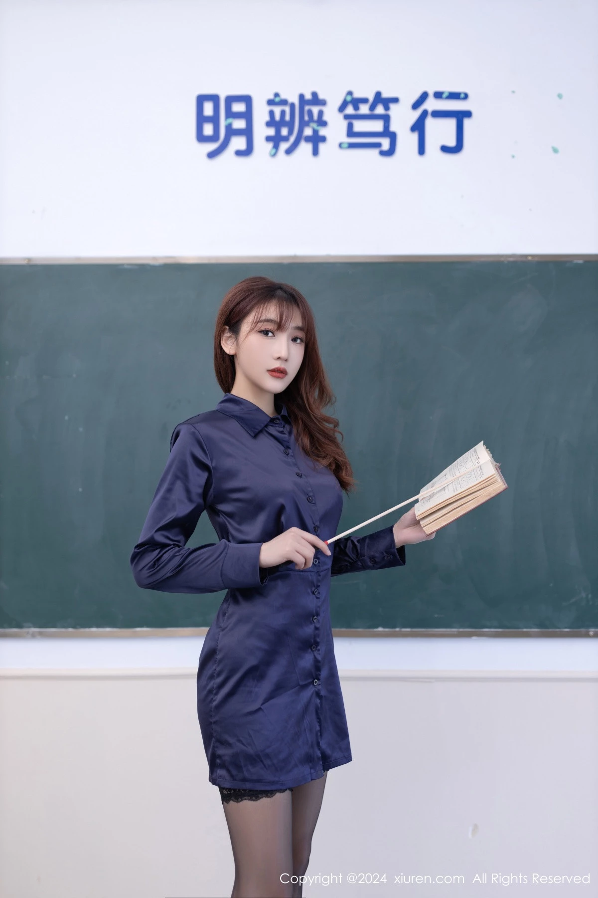 模特陆萱萱性感深蓝色连衣短裙露豹纹内衣秀柔美身姿诱惑写真80P-第1章-图片1