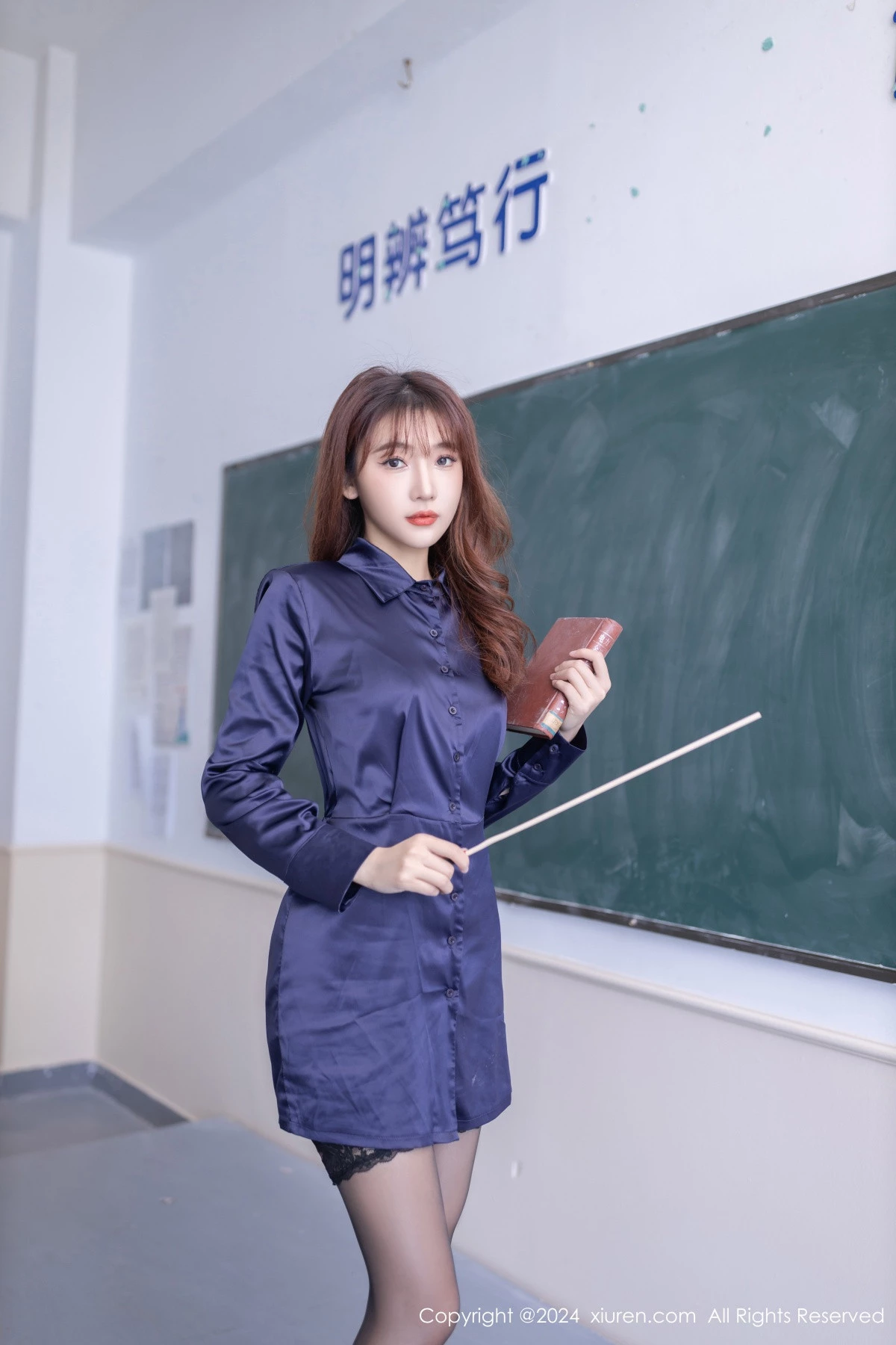 模特陆萱萱性感深蓝色连衣短裙露豹纹内衣秀柔美身姿诱惑写真80P-第1章-图片3