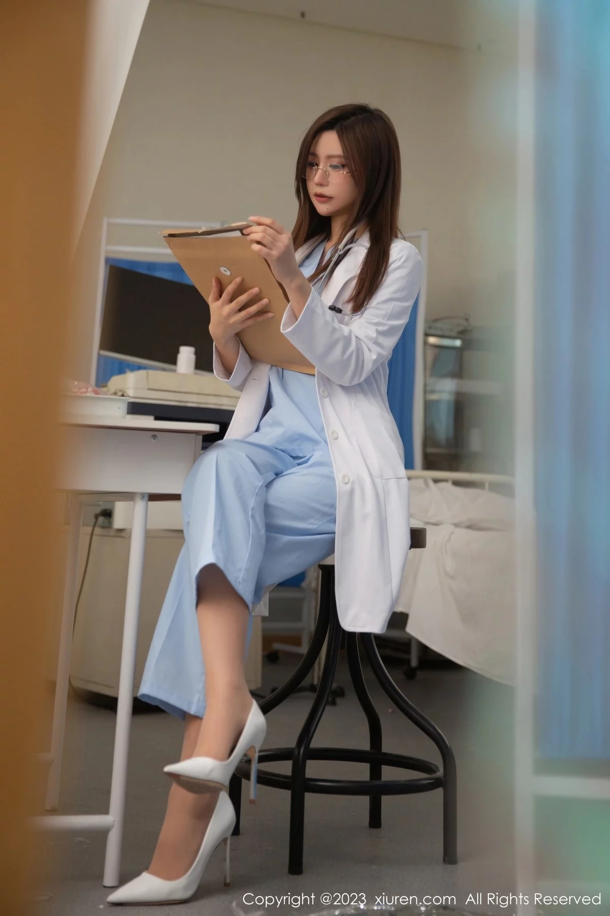 女神绮里嘉ula美女医生装扮露蓝色蕾丝内衣秀曼妙身姿诱惑写真83P-第1章-图片3