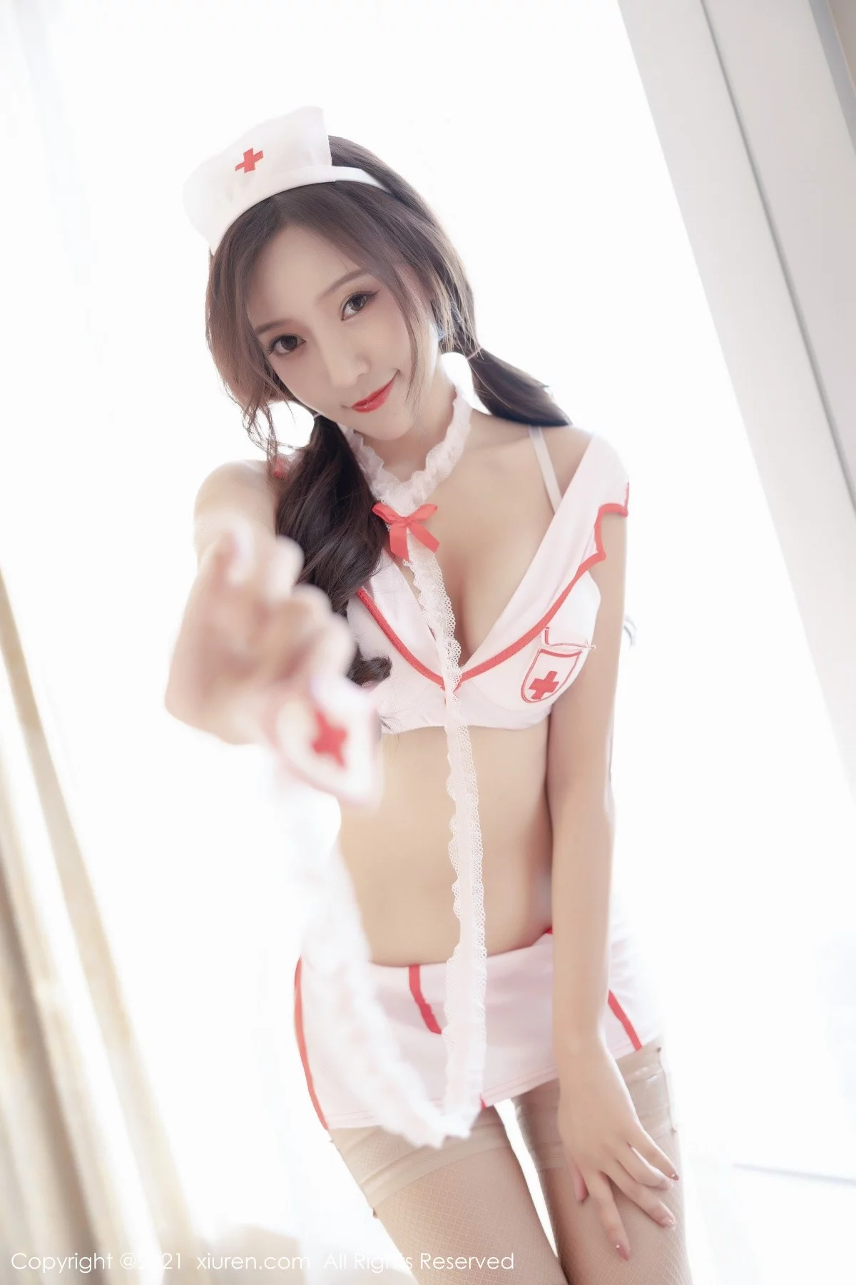 女神王馨瑶yanni动人护士制服配肉丝网袜秀完美身材诱惑写真58P-第1章-图片3