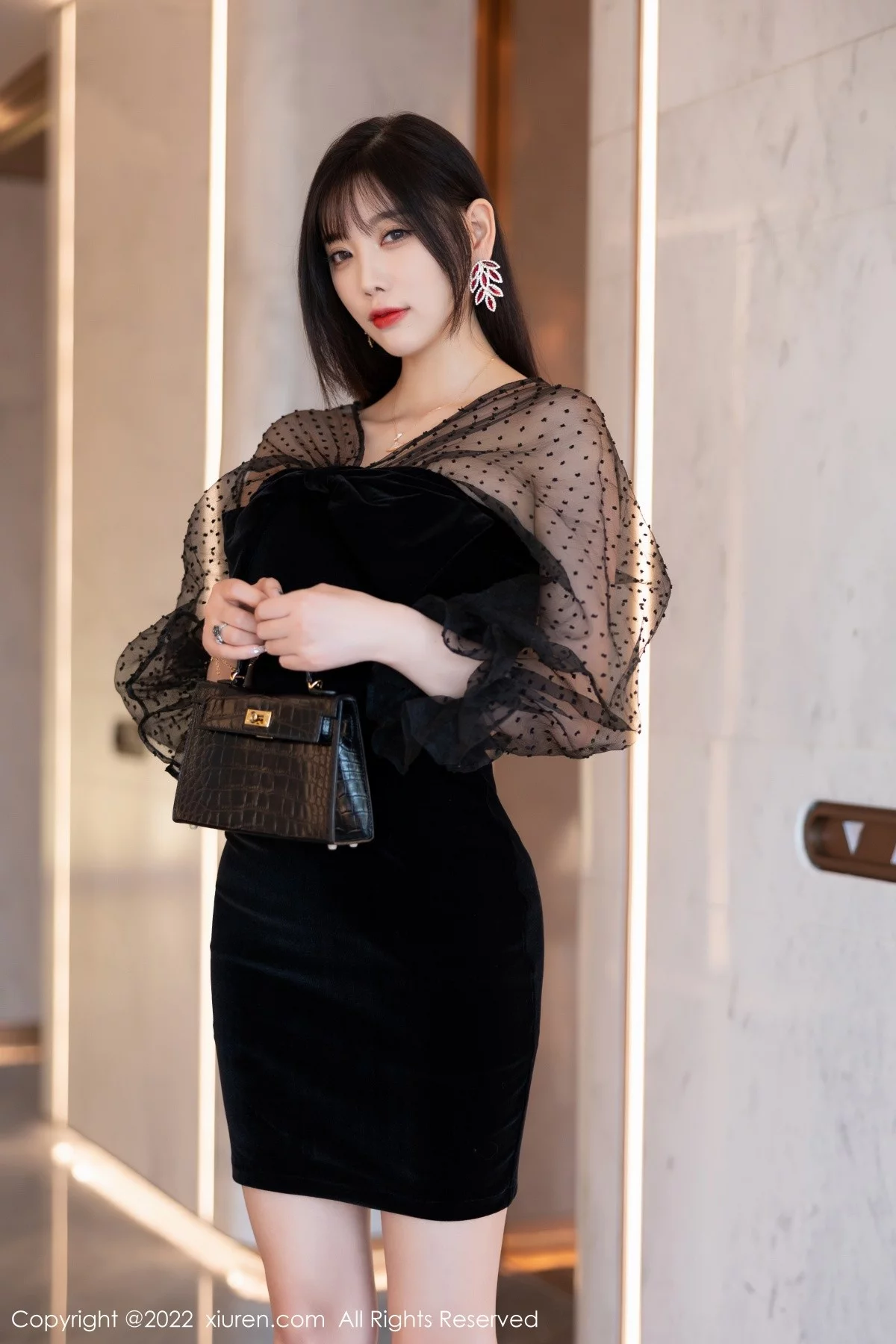 女神杨晨晨Yome脱黑色轻透连衣裙露红色蕾丝内衣惹火诱惑写真84P-第1章-图片1