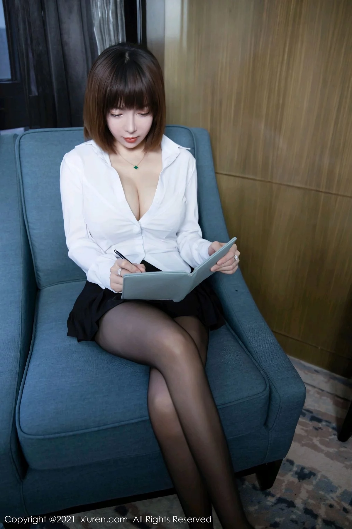 嫩模大白兔吖私房性感白衬衣配黑短裙黑丝裤袜秀美腿诱惑写真40P-第1章-图片1