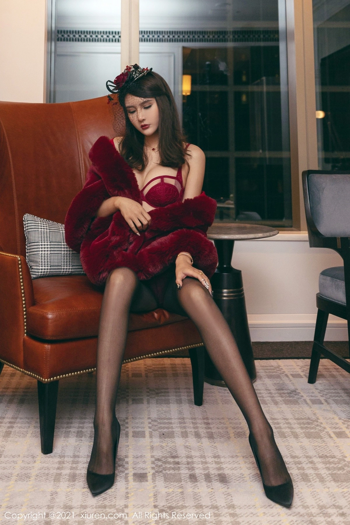 女神Emily尹菲澳门旅拍猩红贵妇装束半脱露翘臀撩人诱惑写真60P-第1章-图片2