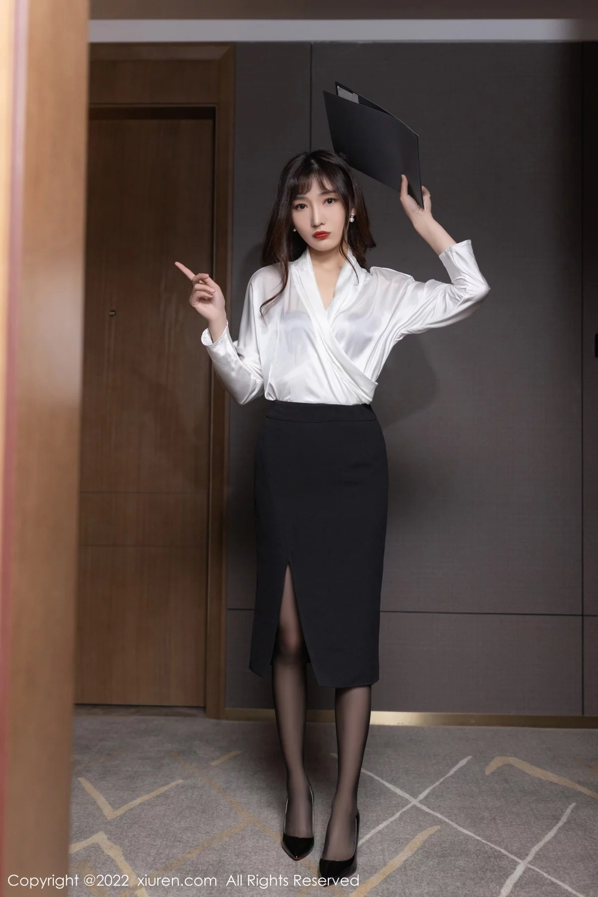 模特陆萱萱性感白T配短裙半脱露紫色蕾丝内衣超薄黑丝诱惑写真80P-第1章-图片1