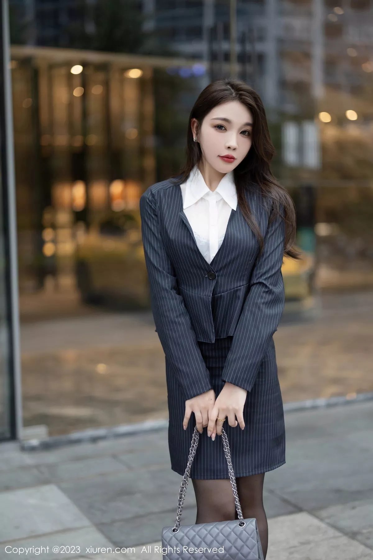 女神徐莉芝Booty性感白T配黑丝袜半脱秀曼妙身姿完美诱惑写真83P-第1章-图片3