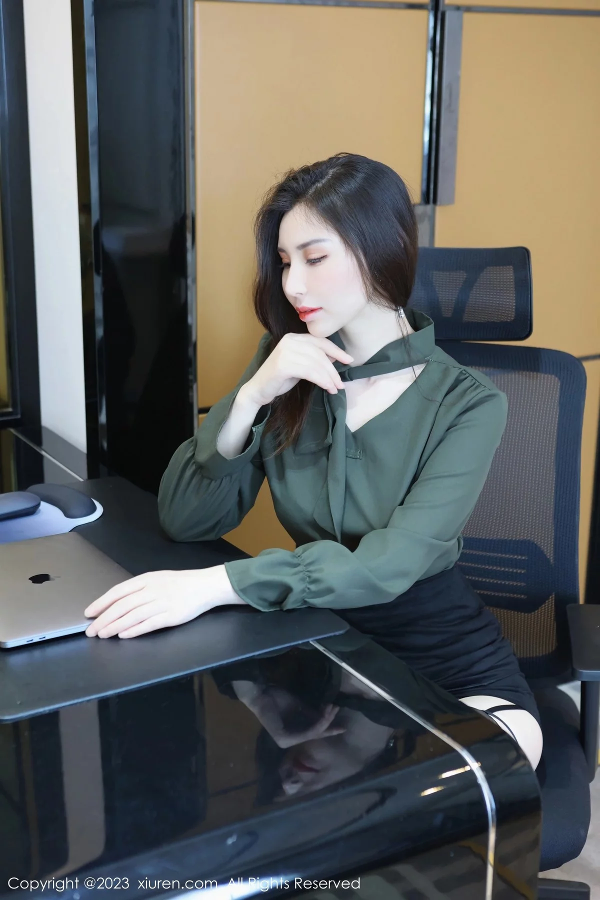 模特王曼柔半脱露黑色蕾丝内衣配黑丝吊袜秀曼妙身姿诱惑写真81P-第1章-图片1