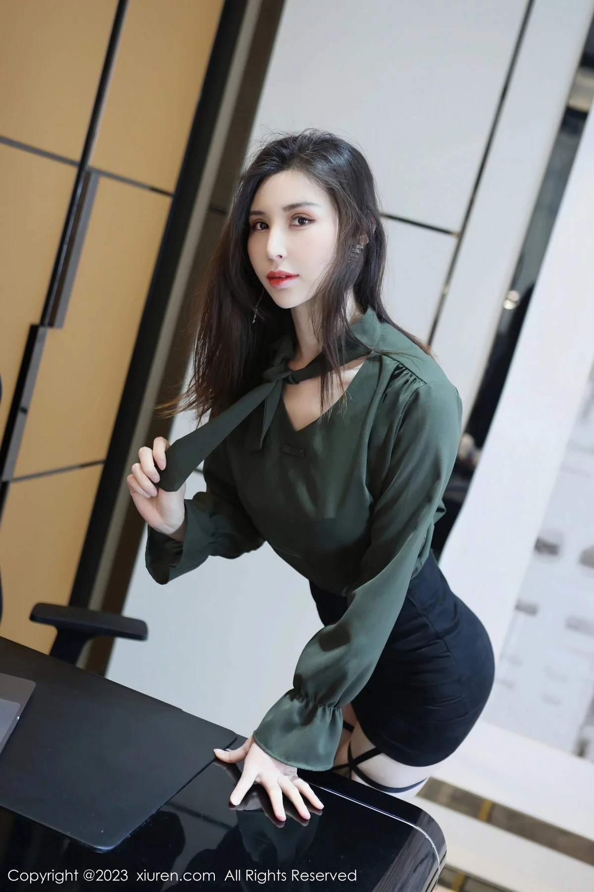 模特王曼柔半脱露黑色蕾丝内衣配黑丝吊袜秀曼妙身姿诱惑写真81P-第1章-图片3