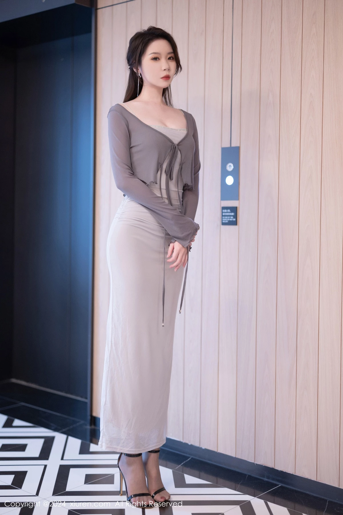 模特梦心玥性感灰色吊带裙配超薄无内黑丝秀曼妙身姿诱惑写真100P-第1章-图片1