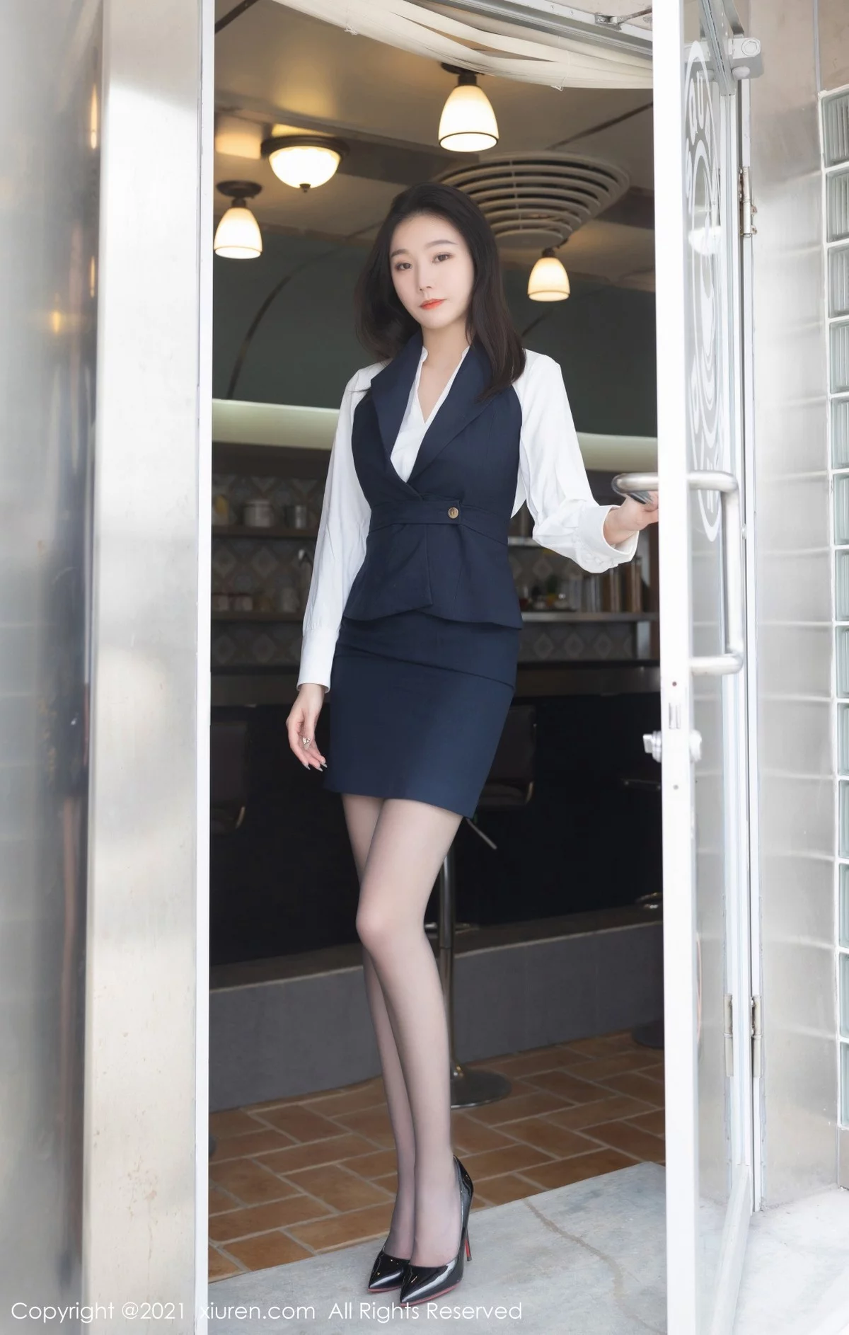 嫩模安然Maleah成都旅拍餐厅服务员主题短裙秀修长美腿诱惑写真64P-第1章-图片1