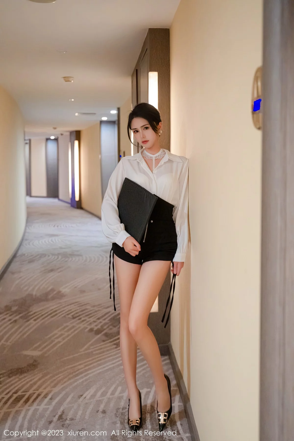 模特艾希儿性感白T配黑短裙露白色蕾丝内衣秀曼妙身姿诱惑写真76P-第1章-图片1