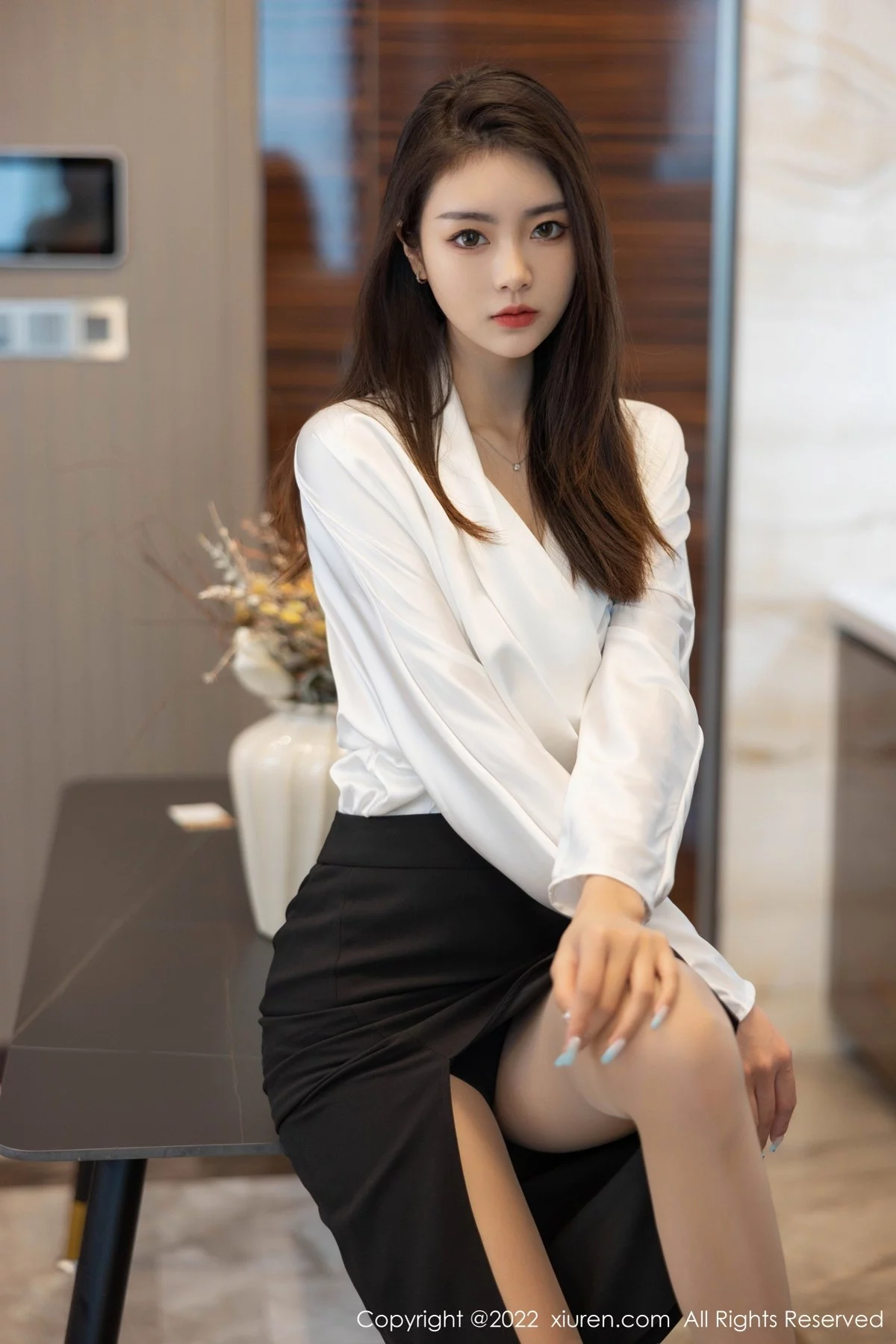 模特可乐Vicky白色上衣配黑色裙子露超薄肉丝秀美腿诱惑写真70P-第1章-图片2