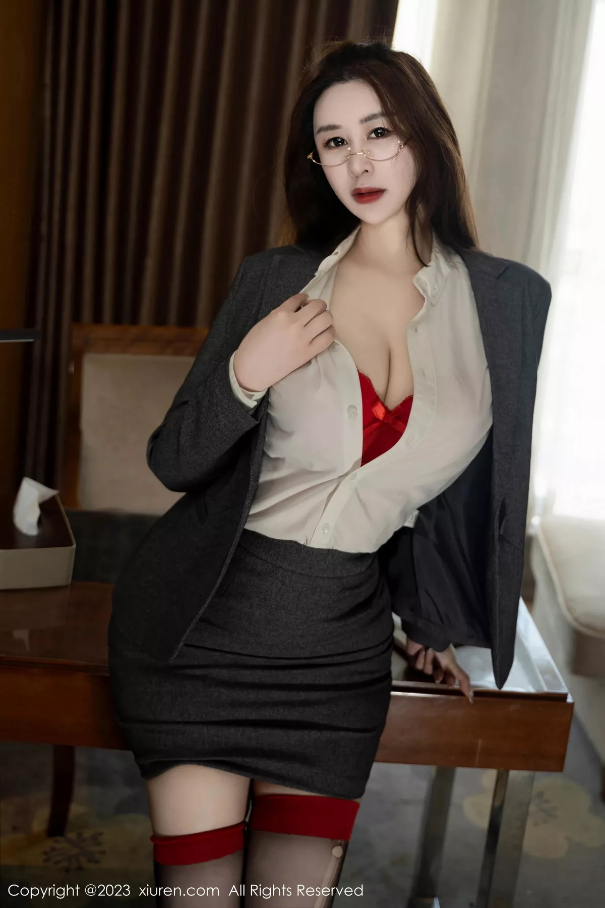 模特王俪丁呀办公室场景灰色制服露性感红色内衣惹火诱惑写真66P-第1章-图片2