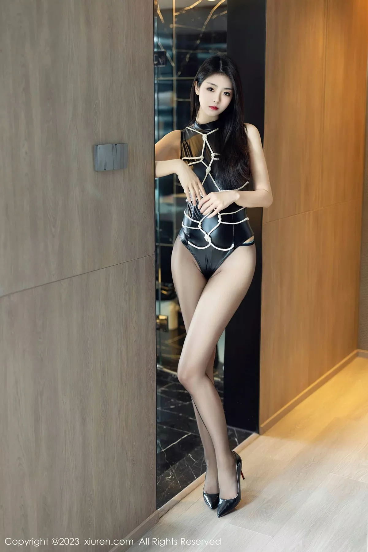 模特可乐Vicky性感黑色高开叉服饰配超薄黑丝捆绑艺诱惑写真69P-第1章-图片2