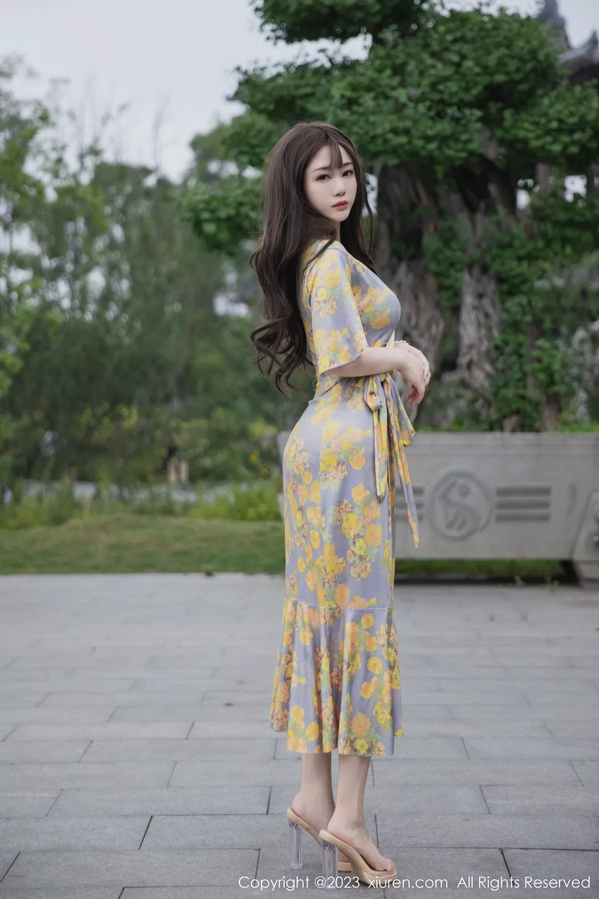 模特严利娅Yuliya性感黄灰色睡裙半撩秀翘臀美腿惹火诱惑写真84P-第1章-图片3