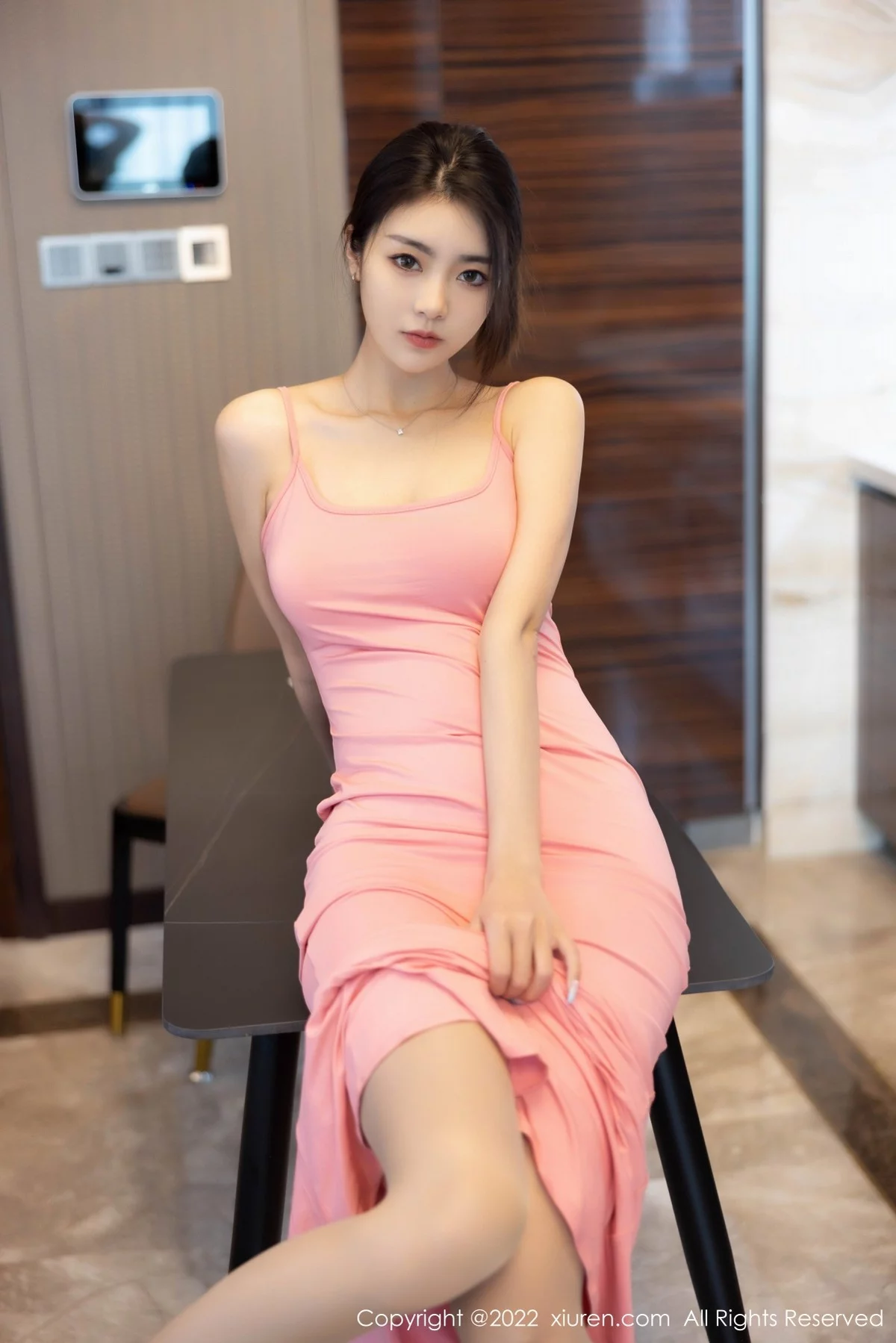 模特可乐Vicky私房粉红色吊带裙+黑色服饰配超薄黑丝诱惑写真51P-第1章-图片1