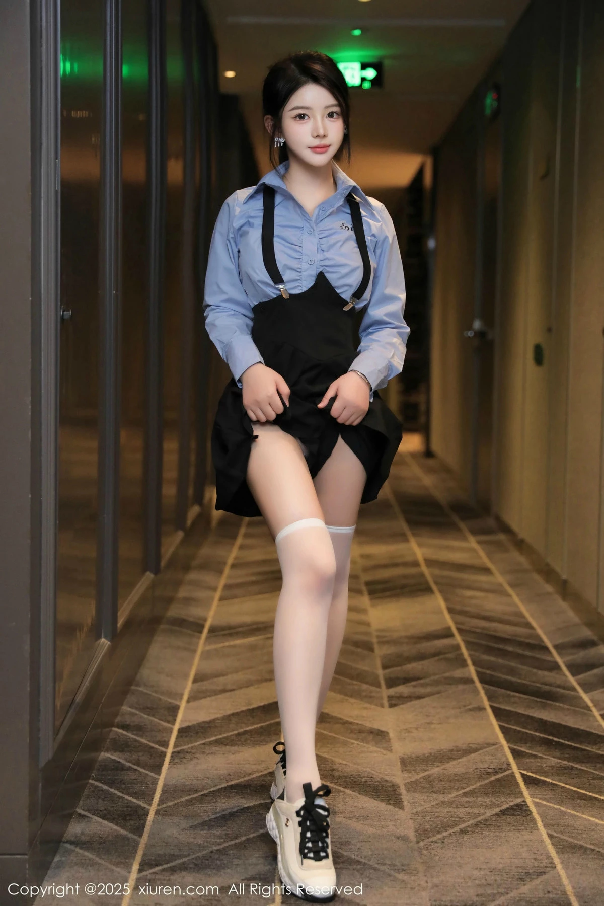 模特爱酱里性感蓝T配黑色吊带短裙露白丝袜秀完美身材诱惑写真80P-第1章-图片2