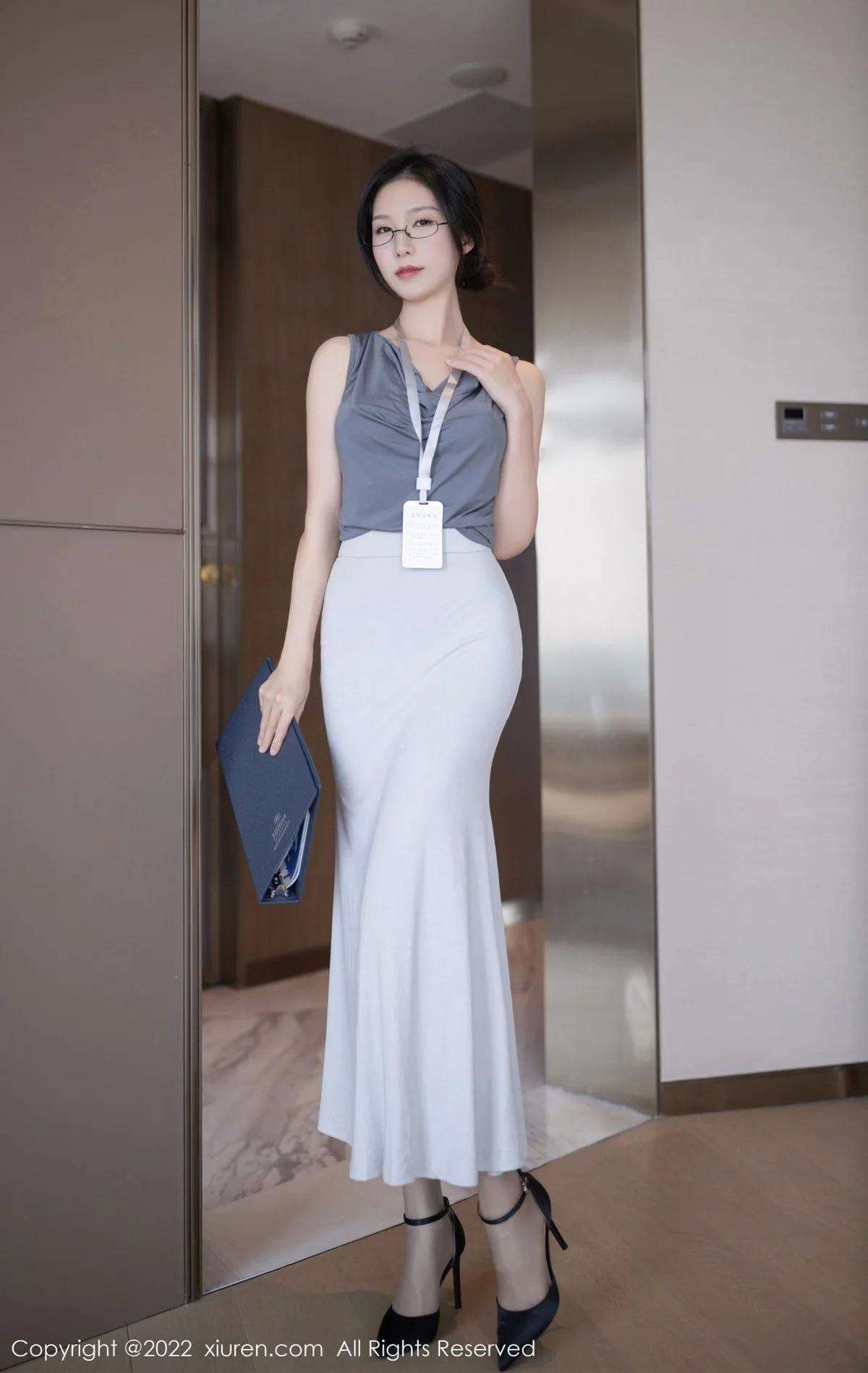 模特利世灰色上衣配白长裙半撩露蕾丝内裤秀翘臀美腿诱惑写真71P-第1章-图片1