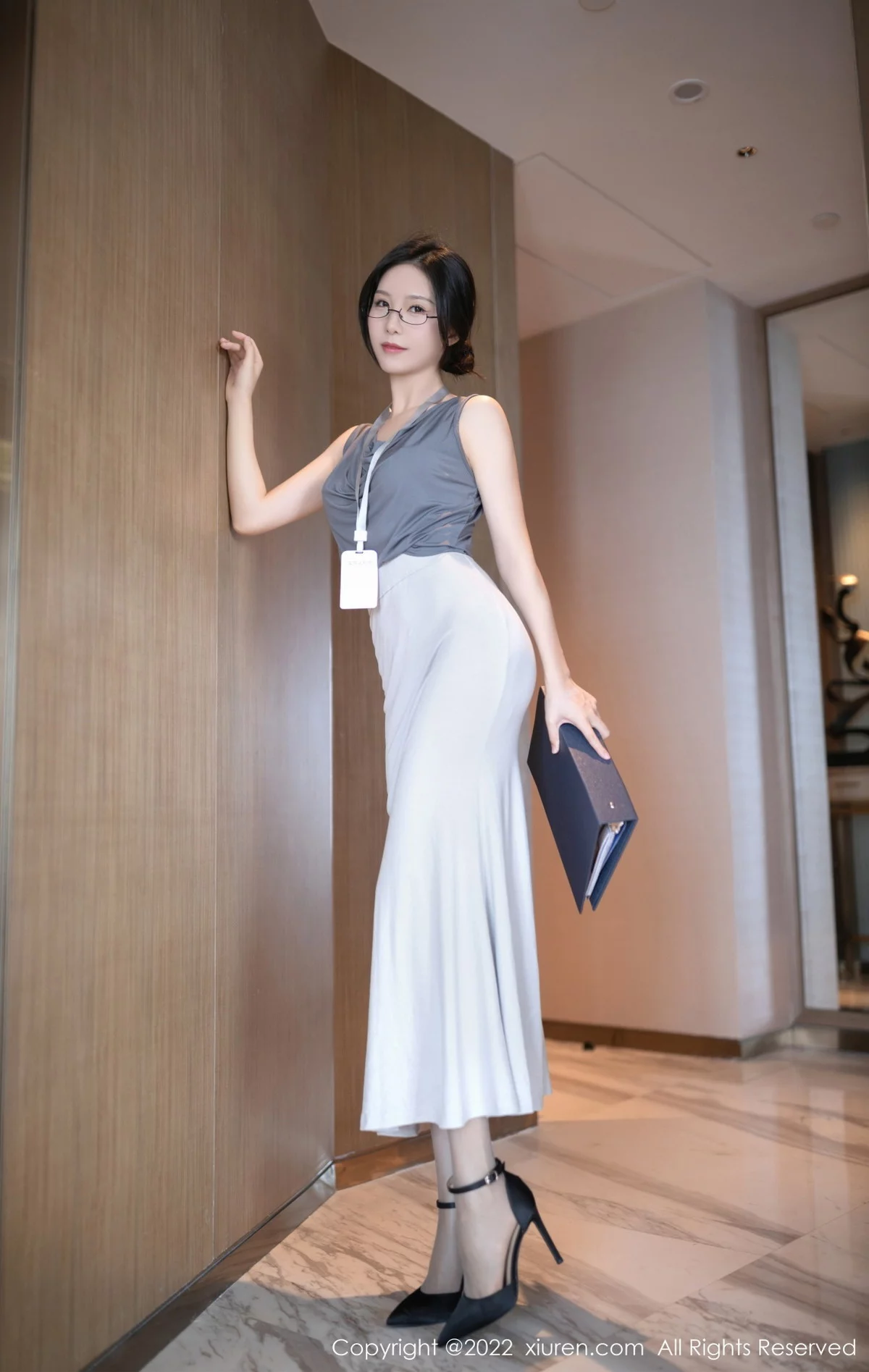 模特利世灰色上衣配白长裙半撩露蕾丝内裤秀翘臀美腿诱惑写真71P-第1章-图片2