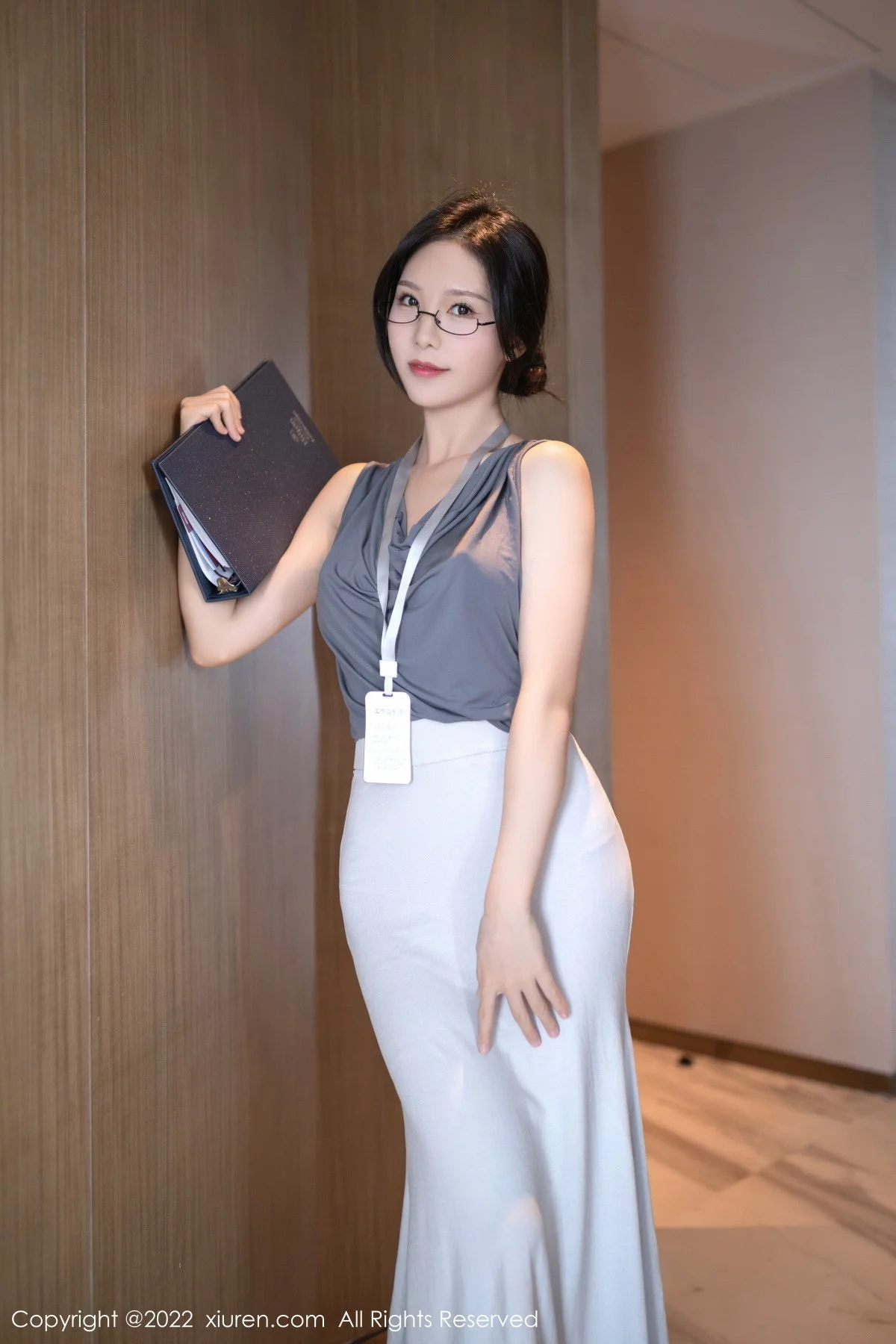 模特利世灰色上衣配白长裙半撩露蕾丝内裤秀翘臀美腿诱惑写真71P-第1章-图片3