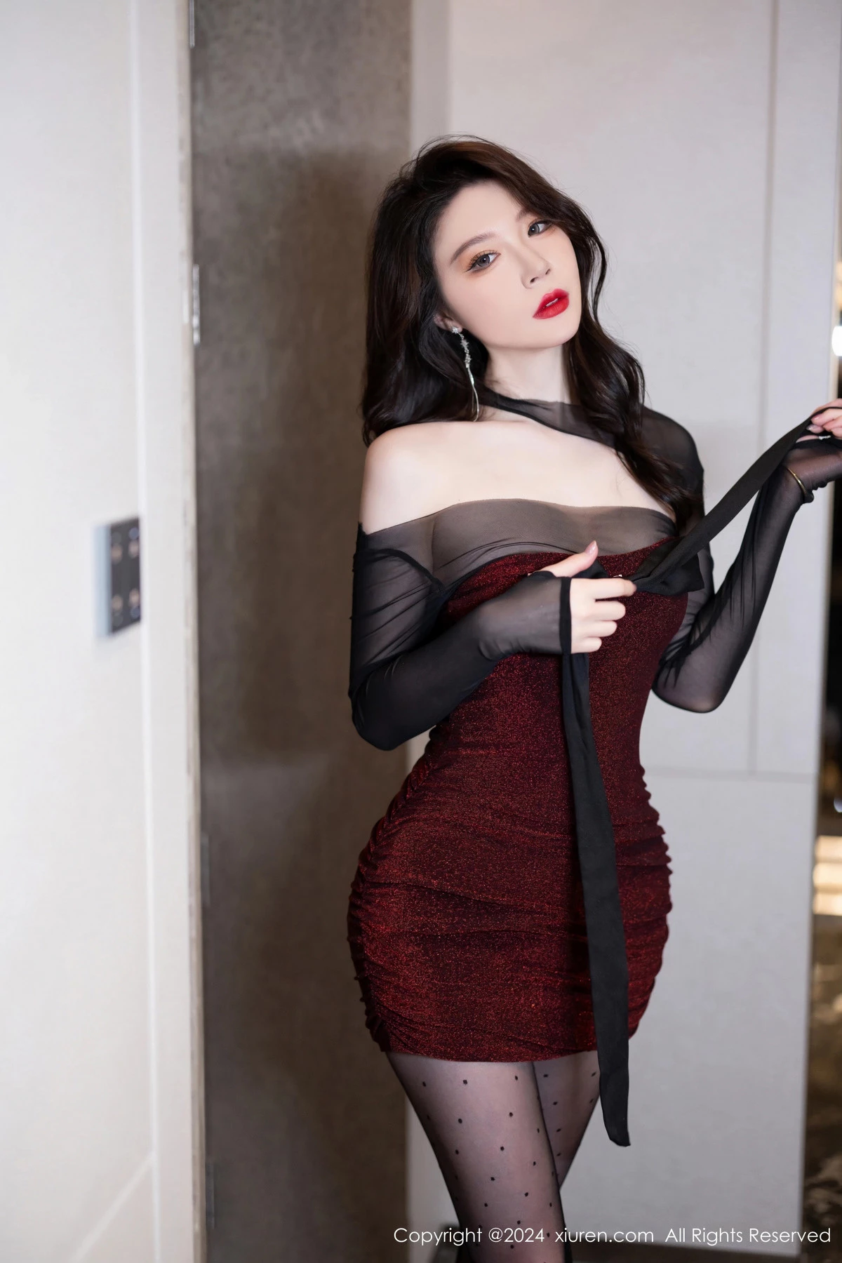 模特梦心玥深红连衣短裙露黑色内衣配黑丝袜秀高挑身材迷人写真88P-第1章-图片2