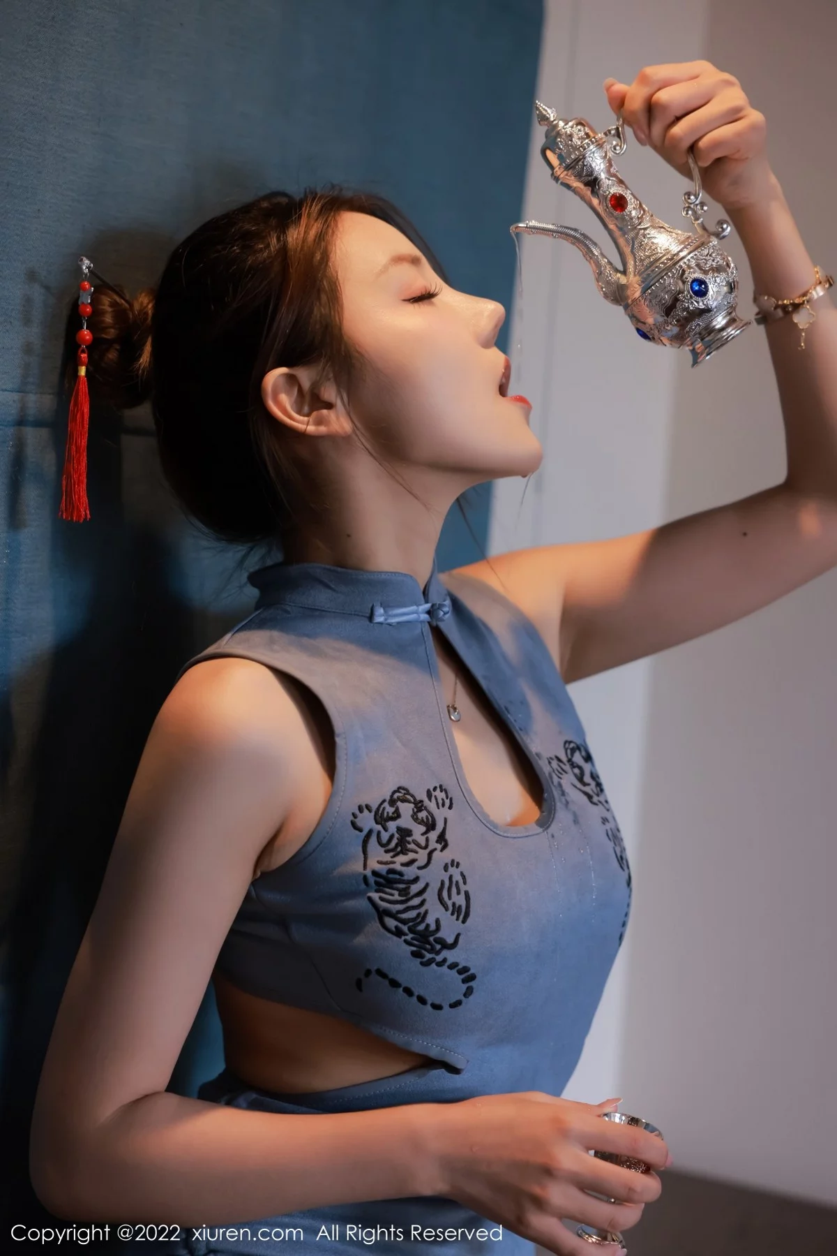 模特Sugar糖酒酒澳门旅拍蓝色收身上衣配开档黑丝完美诱惑写真45P-第1章-图片2