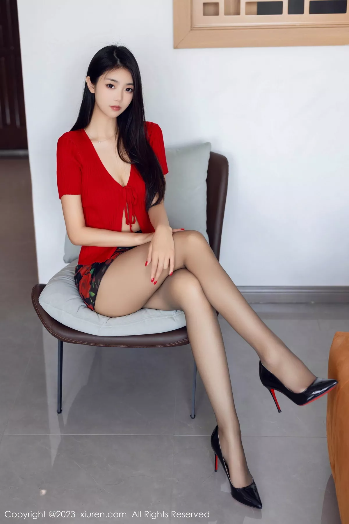 模特可乐Vicky性感红色上衣配黑短裙露超薄黑丝秀美腿诱惑写真76P-第1章-图片2