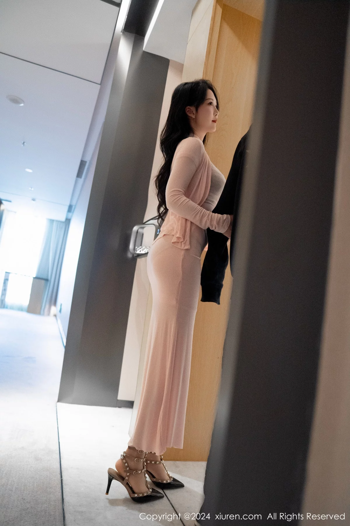 模特利世白色轻透上衣露性感黑色蕾丝内衣秀曼妙身姿诱惑写真96P-第1章-图片1