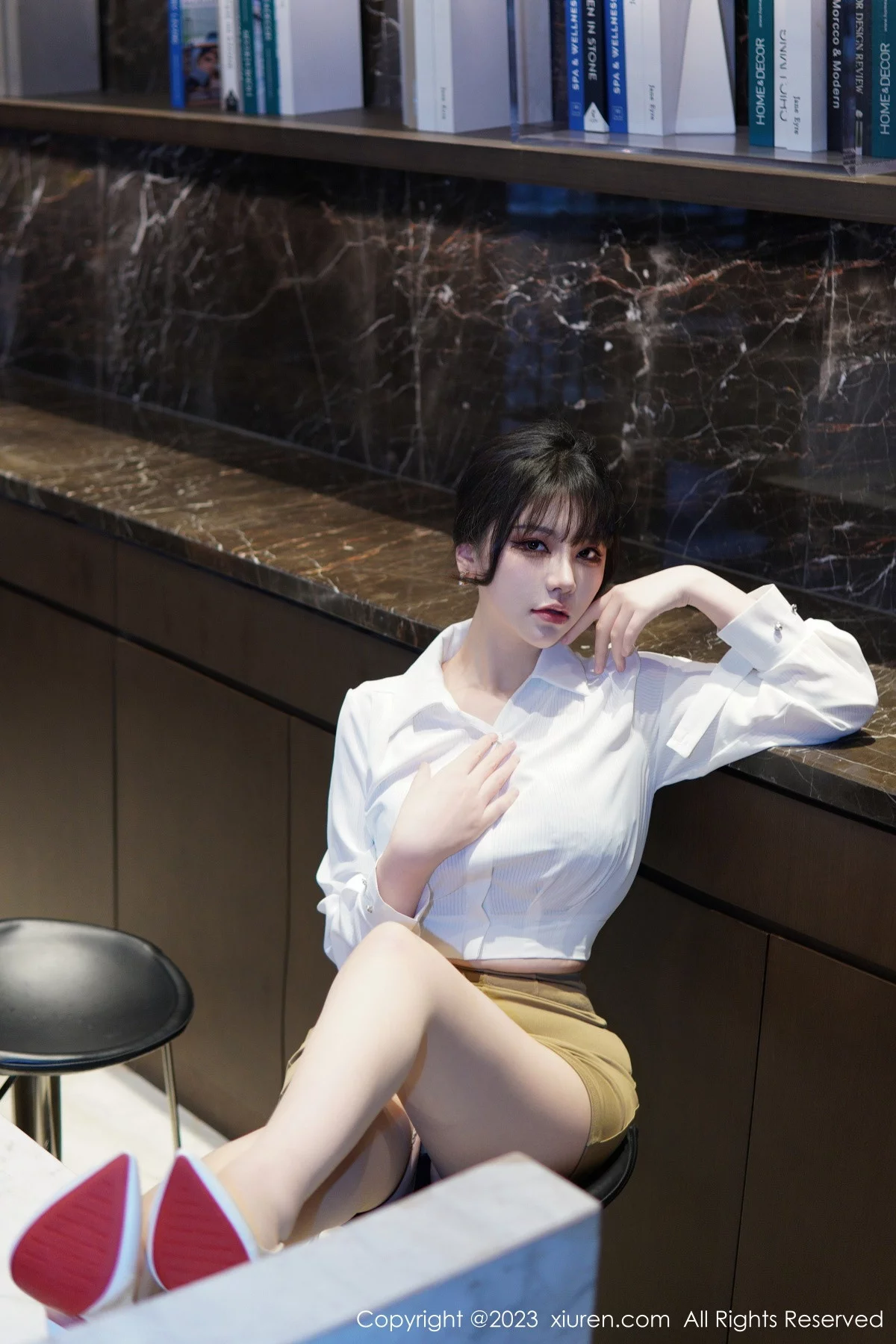 模特桃桃子_性感白T配黄色短裙露蕾丝内衣配开档肉丝诱惑写真86P-第1章-图片2