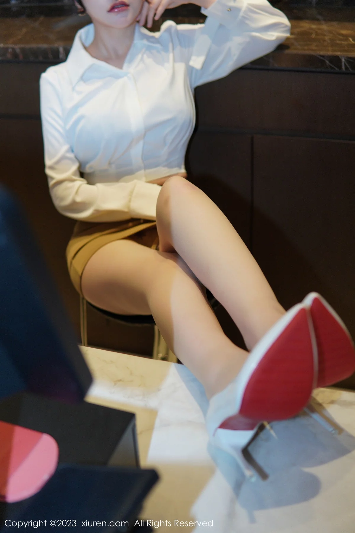 模特桃桃子_性感白T配黄色短裙露蕾丝内衣配开档肉丝诱惑写真86P-第1章-图片3