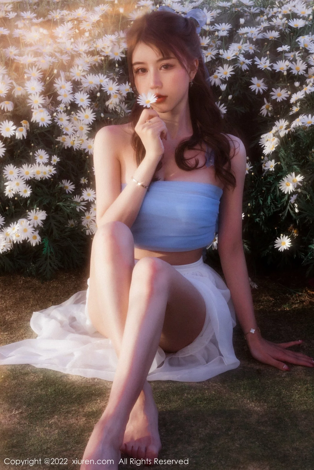 模特tina_甜仔大理旅拍户外蓝色服饰配白长裙秀凹凸身材诱惑写真45P-第1章-图片1