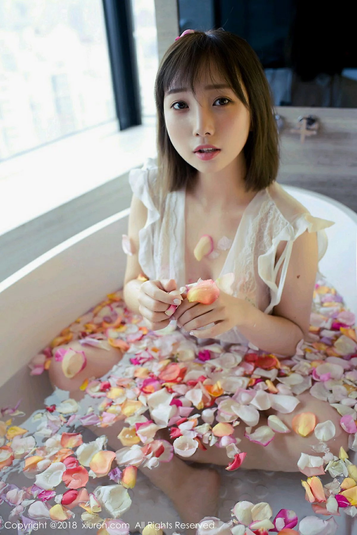 嫩模枝恩居家私房浴缸里玫瑰花瓣浴真空湿身诱惑写真57P-第1章-图片1