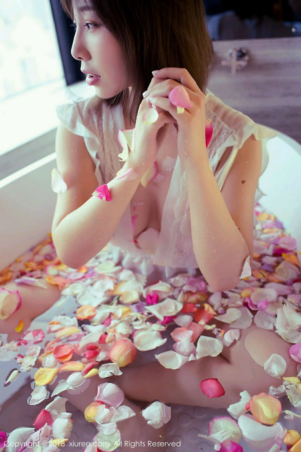 嫩模枝恩居家私房浴缸里玫瑰花瓣浴真空湿身诱惑写真57P-第1章-图片3