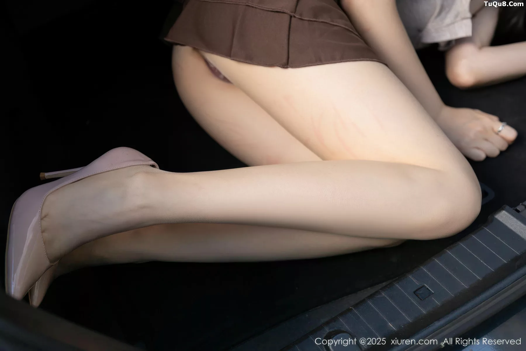 模特鱼子酱Fish车内场景红色内衣配超薄肉丝秀曼妙身姿诱惑写真80P-第1章-图片3