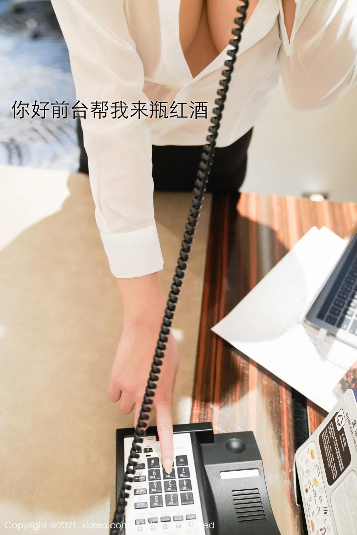 嫩模萌奈子酒店红酒美人主题性感真空白衬衣配黑短裙完美诱惑写真59P-第1章-图片2