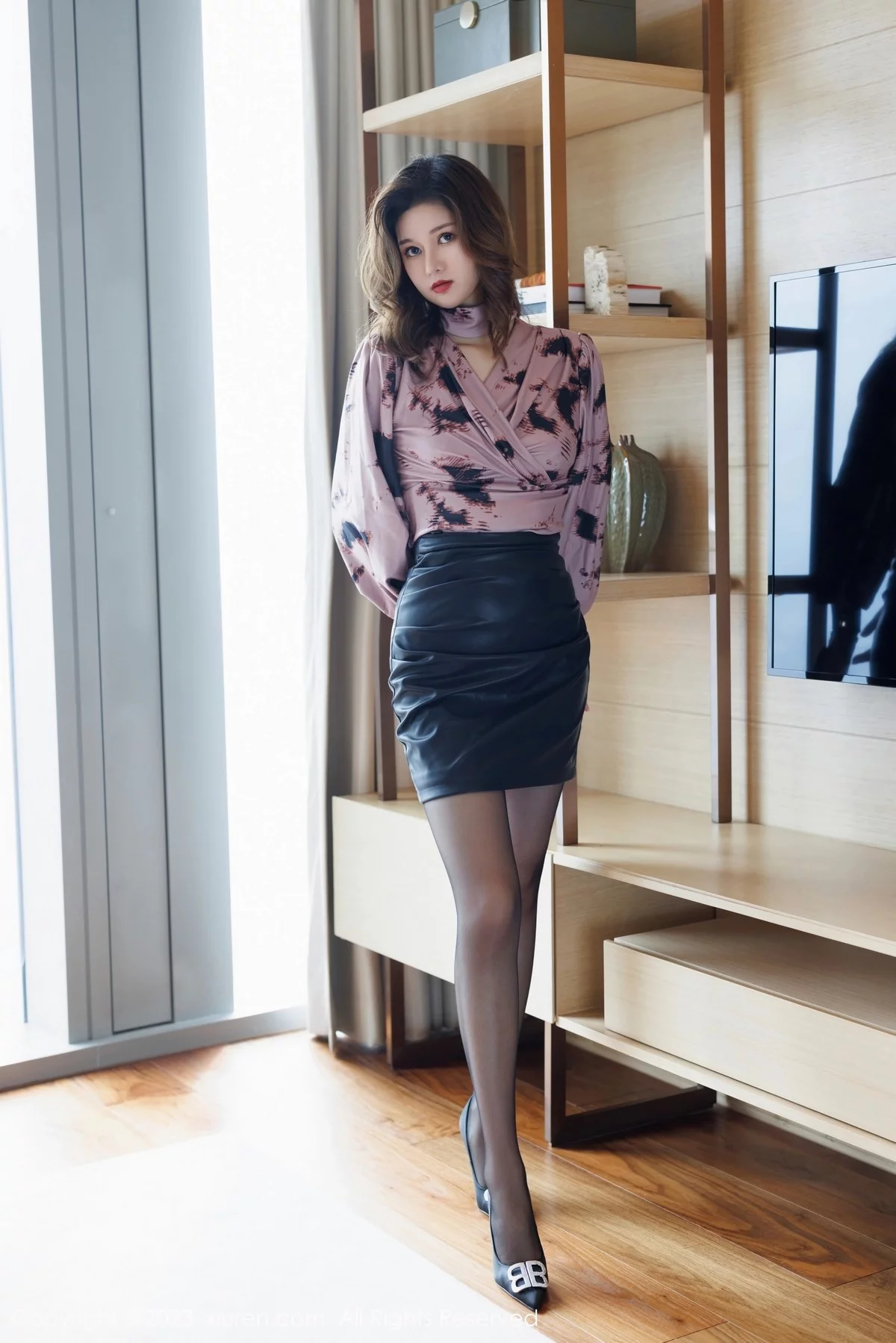 模特杨可可coco性感暗粉上衣配黑短裙露黑色内衣迷人诱惑写真63P-第1章-图片2