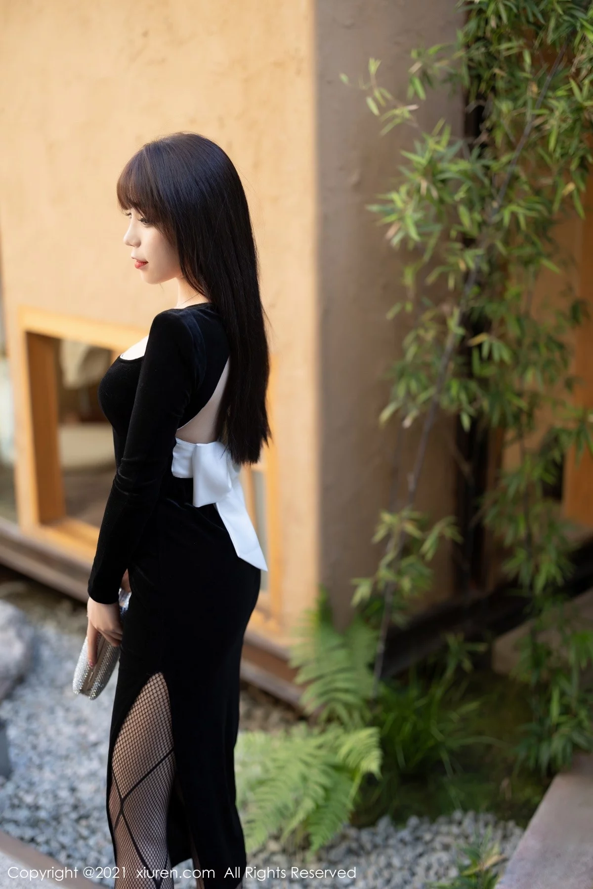 女神芝芝Booty黑色典雅服饰配黑丝网袜半脱露性感内衣诱惑写真86P-第1章-图片1