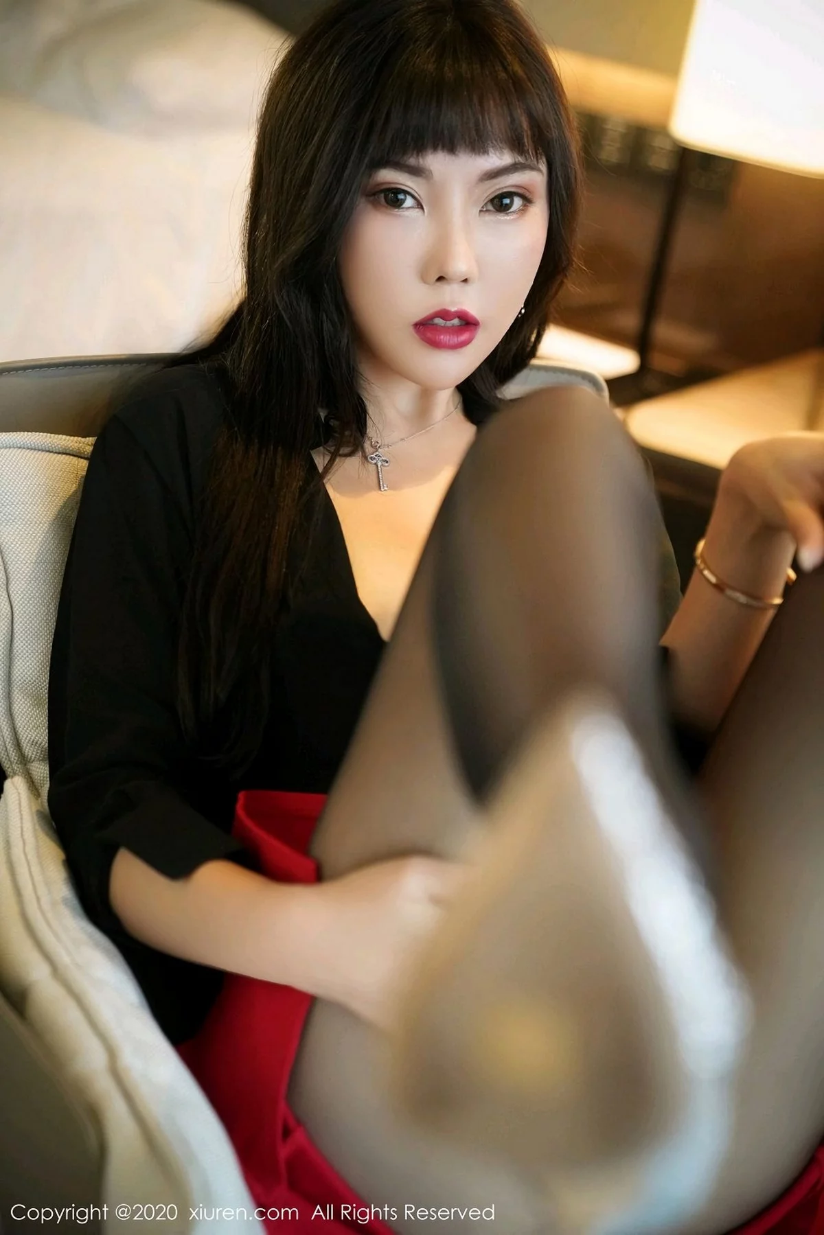 嫩模萌汉药baby上海旅拍红色短裙配无内黑丝裤袜秀翘臀诱惑写真50P-第1章-图片3